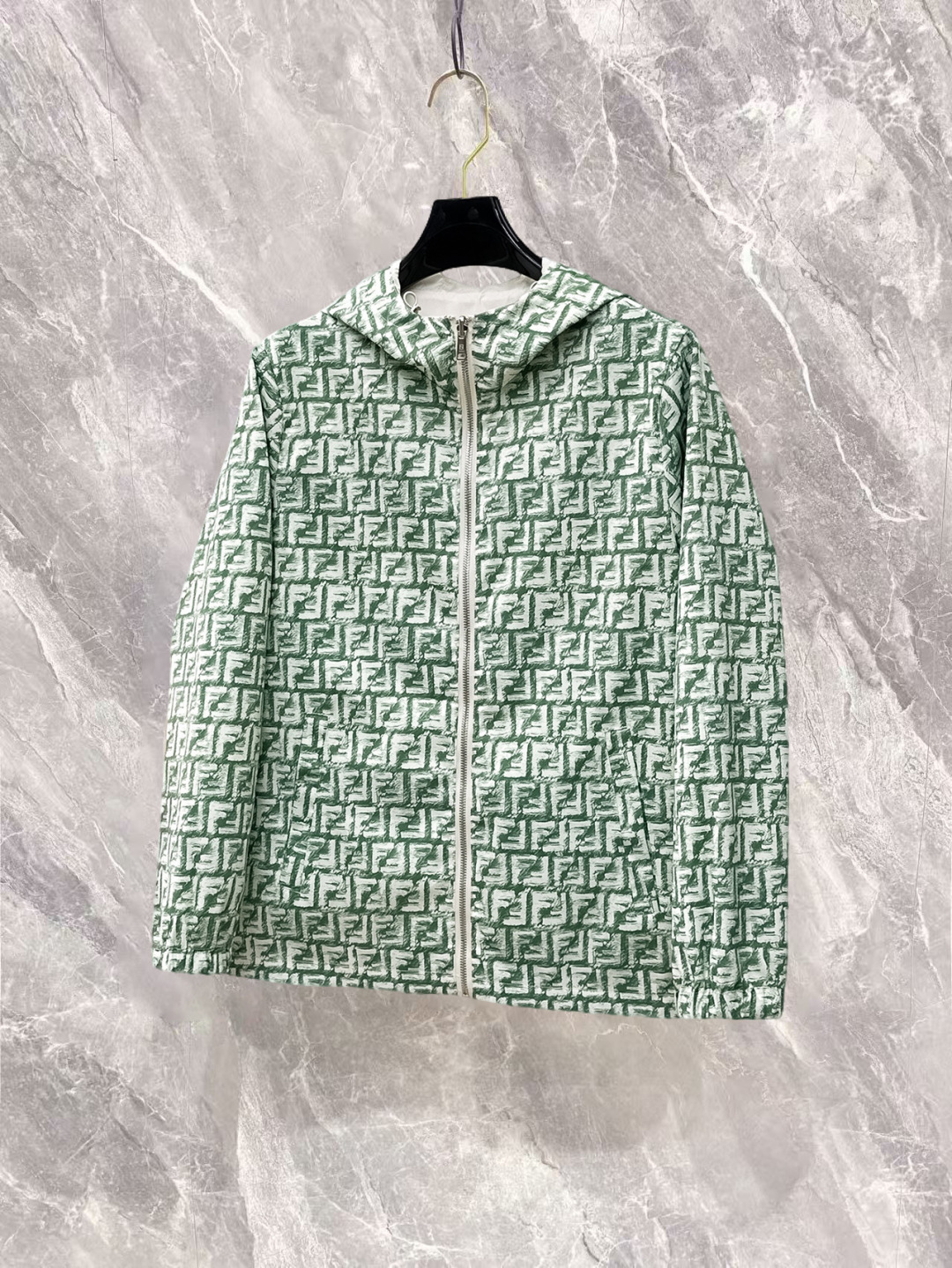 NO:732226,Fendi has three complete standards, and the counter is synchronized with the latest high-end customized jackets for spring and autumn 2026, brand letter logo pattern, unique style zipper pocket design, hardware accessories logo, using counter custom fabrics, the most popular fashion style elements, the upper body effect is super handsome!  Size M-XXXL When placing an order, state your height and weight,,fendi,jackets & coats,jackets & coats,19860909芬迪 三标齐全,专柜同步2026春秋最新高端定制夹克外套,品牌字母标志图案,独特风格拉链口袋设计,五金配件Logo标志,采用专柜定制面料,最流行时尚风格元素路线,上身效果超帅气！码数M-XXXL下单报身高体重,,fendi,jackets & coats,jackets & coats,,Men's clothing