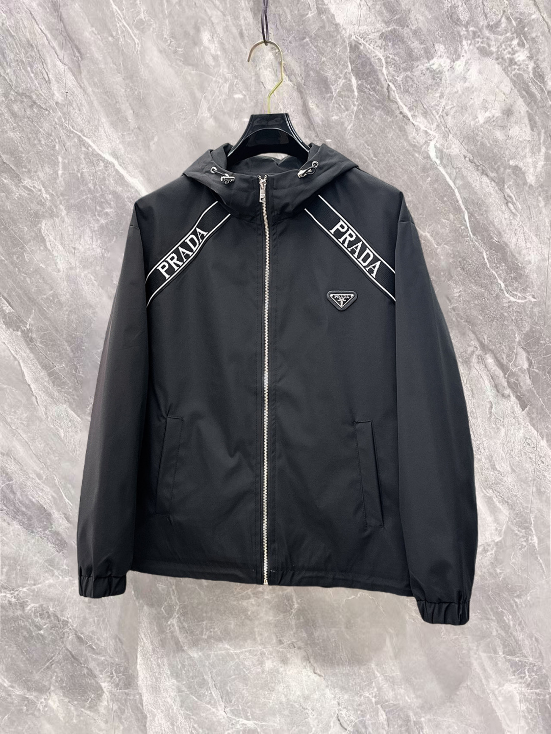 NO:732230,Prada has all three labels, and the counter is synchronized with the latest high-end customized jackets for spring and autumn 2026, brand letter logo pattern, unique zipper pocket design, hardware accessories logo, using counter custom fabrics, the most popular fashion style elements, and the upper body effect is super handsome!  Size M-XXXL Please state your height and weight when ordering,,prada,jackets & coats,jackets & coats,19860909普拉达 三标齐全,专柜同步2026春秋最新高端定制夹克外套,品牌字母标志图案,独特风格拉链口袋设计,五金配件Logo标志,采用专柜定制面料,最流行时尚风格元素路线,上身效果超帅气！码数M-XXXL下单报身高体重,,prada,jackets & coats,jackets & coats,,Men's clothing