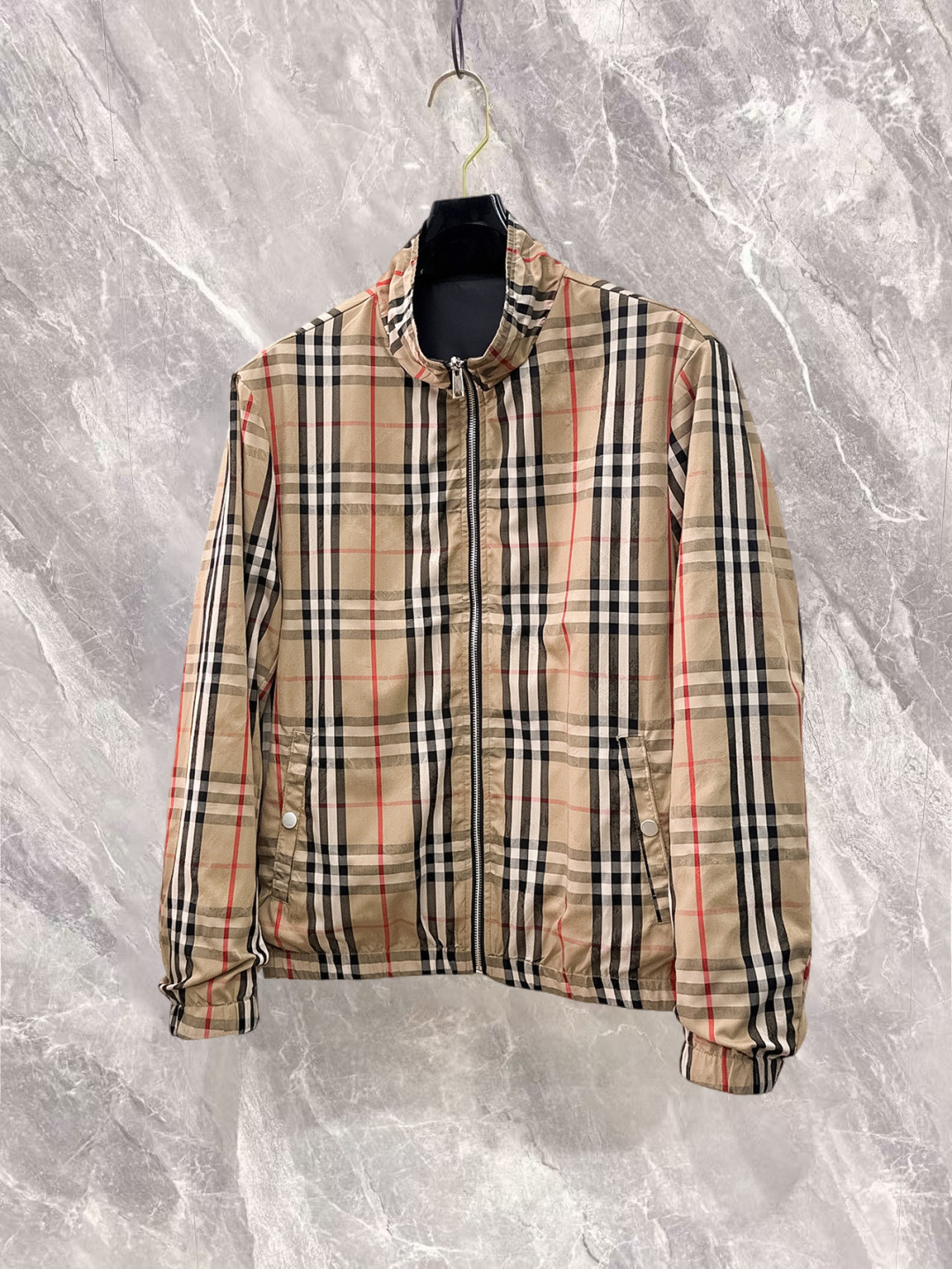 NO:732242,Burberry has three complete brands. The counters are synchronized with the latest high-end customized jackets for spring and autumn 2026, brand letter logo pattern, unique style zipper pocket design, hardware accessories logo, using counter custom fabrics, the most popular fashion style elements, and the upper body effect is super handsome!  Size M-XXXL Please state your height and weight when ordering,,burberry,jackets & coats,jackets & coats,19860909巴宝莉 三标齐全,专柜同步2026春秋最新高端定制夹克外套,品牌字母标志图案,独特风格拉链口袋设计,五金配件Logo标志,采用专柜定制面料,最流行时尚风格元素路线,上身效果超帅气！码数M-XXXL下单报身高体重,,burberry,jackets & coats,jackets & coats,,Men's clothing