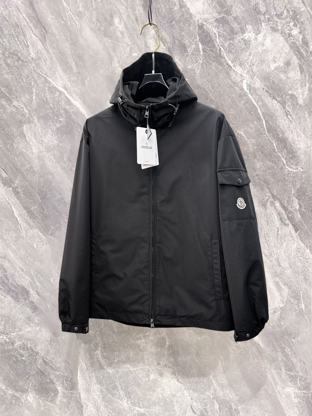 NO:732246,Mengkou, complete with three labels, the latest high-end customized jackets and coats in the counter for spring and autumn 2026, brand letter logo pattern, unique style zipper pocket design, hardware accessories logo, using counter-customized fabrics, the most popular fashion style elements, the upper body effect is super handsome!  Size M-XXXL Please state your height and weight when ordering,,Moncler,jackets & coats,jackets & coats,19860909蒙口 三标齐全,专柜同步2026春秋最新高端定制夹克外套,品牌字母标志图案,独特风格拉链口袋设计,五金配件Logo标志,采用专柜定制面料,最流行时尚风格元素路线,上身效果超帅气！码数M-XXXL下单报身高体重,,Moncler,jackets & coats,jackets & coats,,Men's clothing