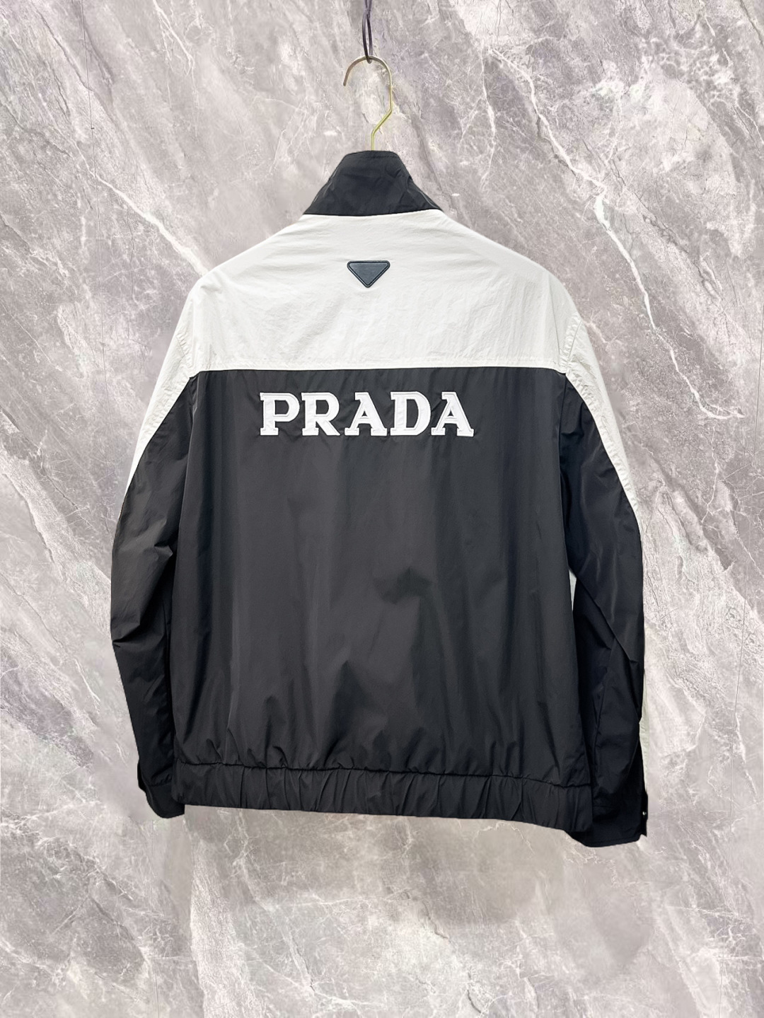 NO:732249,Prada has all three labels, and the counter is synchronized with the latest high-end customized jackets for spring and autumn 2026, brand letter logo pattern, unique zipper pocket design, hardware accessories logo, using counter custom fabrics, the most popular fashion style elements, and the upper body effect is super handsome!  Size M-XXXL Please state your height and weight when ordering,,prada,jackets & coats,jackets & coats,19860909普拉达 三标齐全,专柜同步2026春秋最新高端定制夹克外套,品牌字母标志图案,独特风格拉链口袋设计,五金配件Logo标志,采用专柜定制面料,最流行时尚风格元素路线,上身效果超帅气！码数M-XXXL下单报身高体重,,prada,jackets & coats,jackets & coats,,Men's clothing