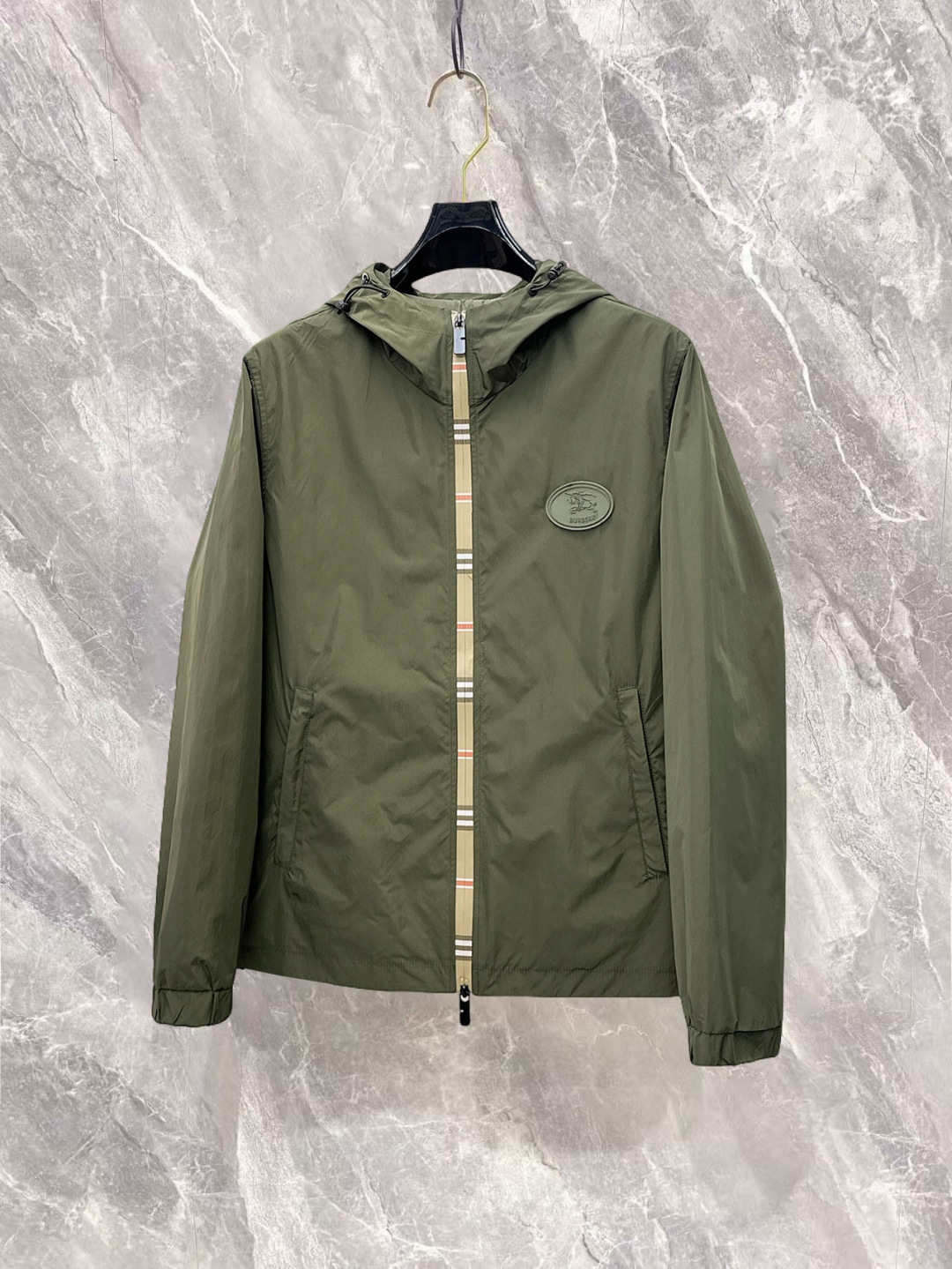 NO:732252,Burberry has three complete brands. The counters are synchronized with the latest high-end customized jackets for spring and autumn 2026, brand letter logo pattern, unique style zipper pocket design, hardware accessories logo, using counter custom fabrics, the most popular fashion style elements, and the upper body effect is super handsome!  Size M-XXXL Please state your height and weight when ordering,,burberry,jackets & coats,jackets & coats,19860909巴宝莉 三标齐全,专柜同步2026春秋最新高端定制夹克外套,品牌字母标志图案,独特风格拉链口袋设计,五金配件Logo标志,采用专柜定制面料,最流行时尚风格元素路线,上身效果超帅气！码数M-XXXL下单报身高体重,,burberry,jackets & coats,jackets & coats,,Men's clothing