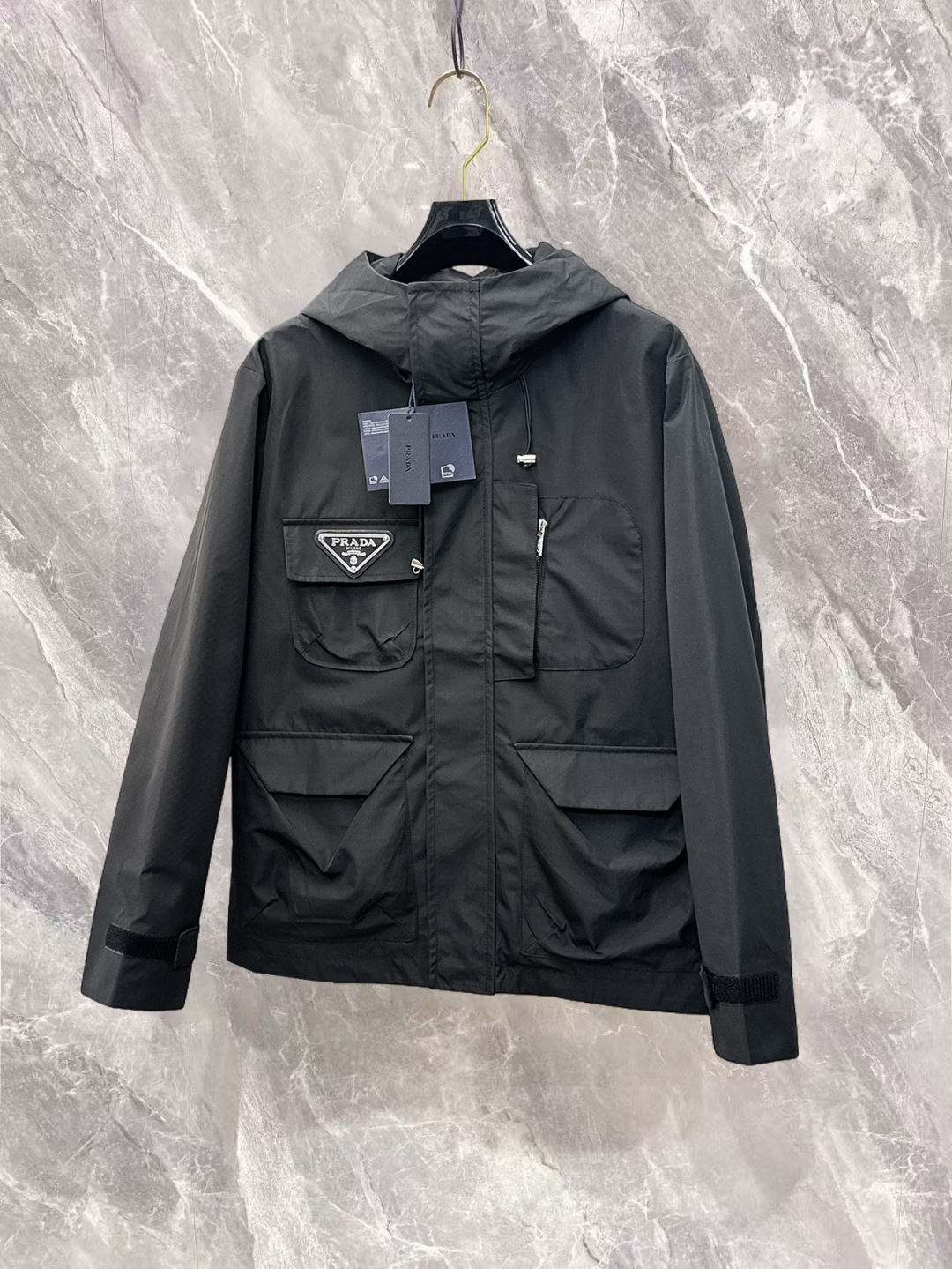 NO:732255,Prada has all three labels, and the counter is synchronized with the latest high-end customized jackets for spring and autumn 2026, brand letter logo pattern, unique zipper pocket design, hardware accessories logo, using counter custom fabrics, the most popular fashion style elements, and the upper body effect is super handsome!  Size M-XXXL Please state your height and weight when ordering,,prada,jackets & coats,jackets & coats,19860909普拉达 三标齐全,专柜同步2026春秋最新高端定制夹克外套,品牌字母标志图案,独特风格拉链口袋设计,五金配件Logo标志,采用专柜定制面料,最流行时尚风格元素路线,上身效果超帅气！码数M-XXXL下单报身高体重,,prada,jackets & coats,jackets & coats,,Men's clothing