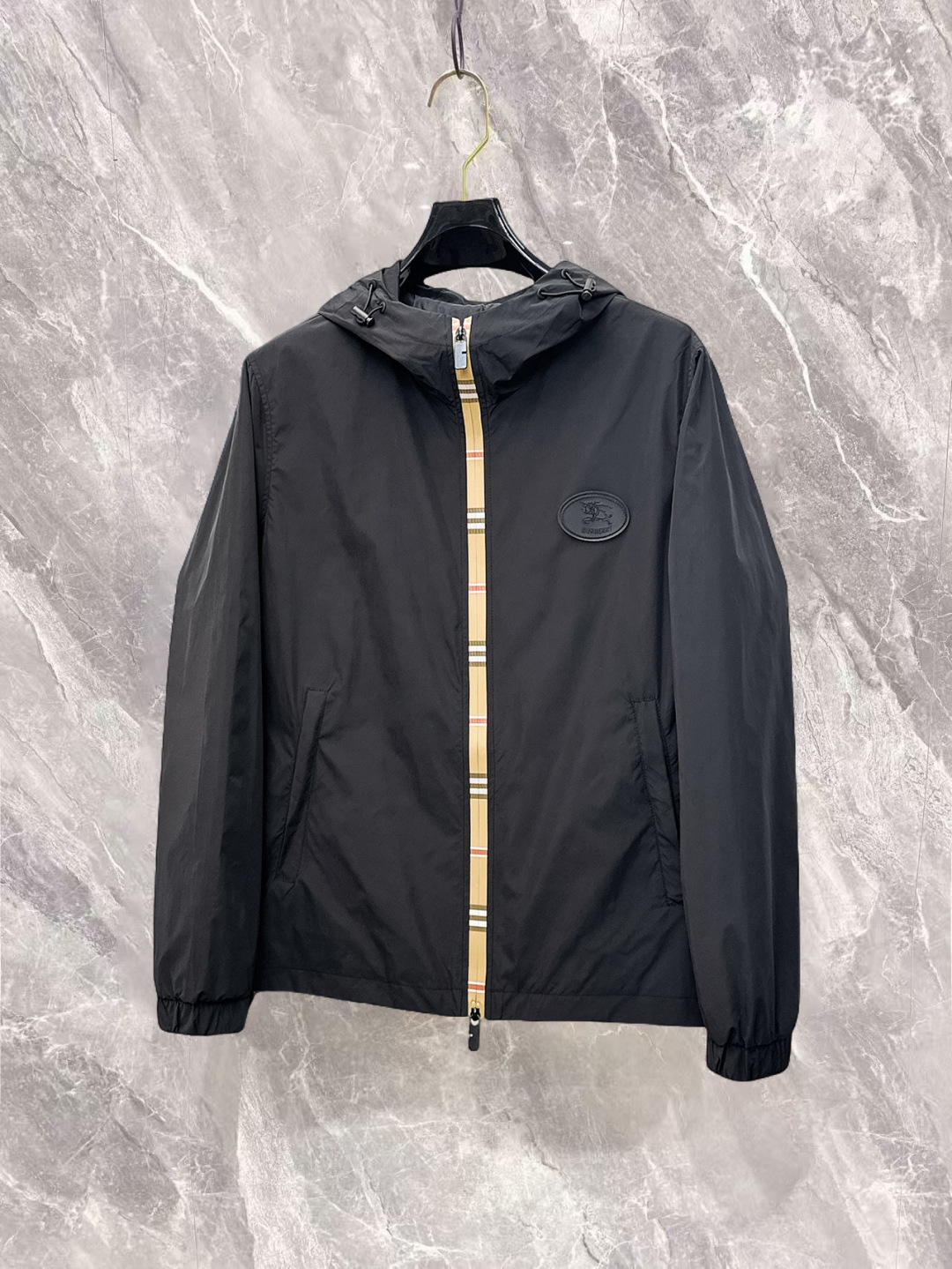 NO:732258,Burberry has three complete brands. The counters are synchronized with the latest high-end customized jackets for spring and autumn 2026, brand letter logo pattern, unique style zipper pocket design, hardware accessories logo, using counter custom fabrics, the most popular fashion style elements, and the upper body effect is super handsome!  Size M-XXXL Please state your height and weight when ordering,,burberry,jackets & coats,jackets & coats,19860909巴宝莉 三标齐全,专柜同步2026春秋最新高端定制夹克外套,品牌字母标志图案,独特风格拉链口袋设计,五金配件Logo标志,采用专柜定制面料,最流行时尚风格元素路线,上身效果超帅气！码数M-XXXL下单报身高体重,,burberry,jackets & coats,jackets & coats,,Men's clothing