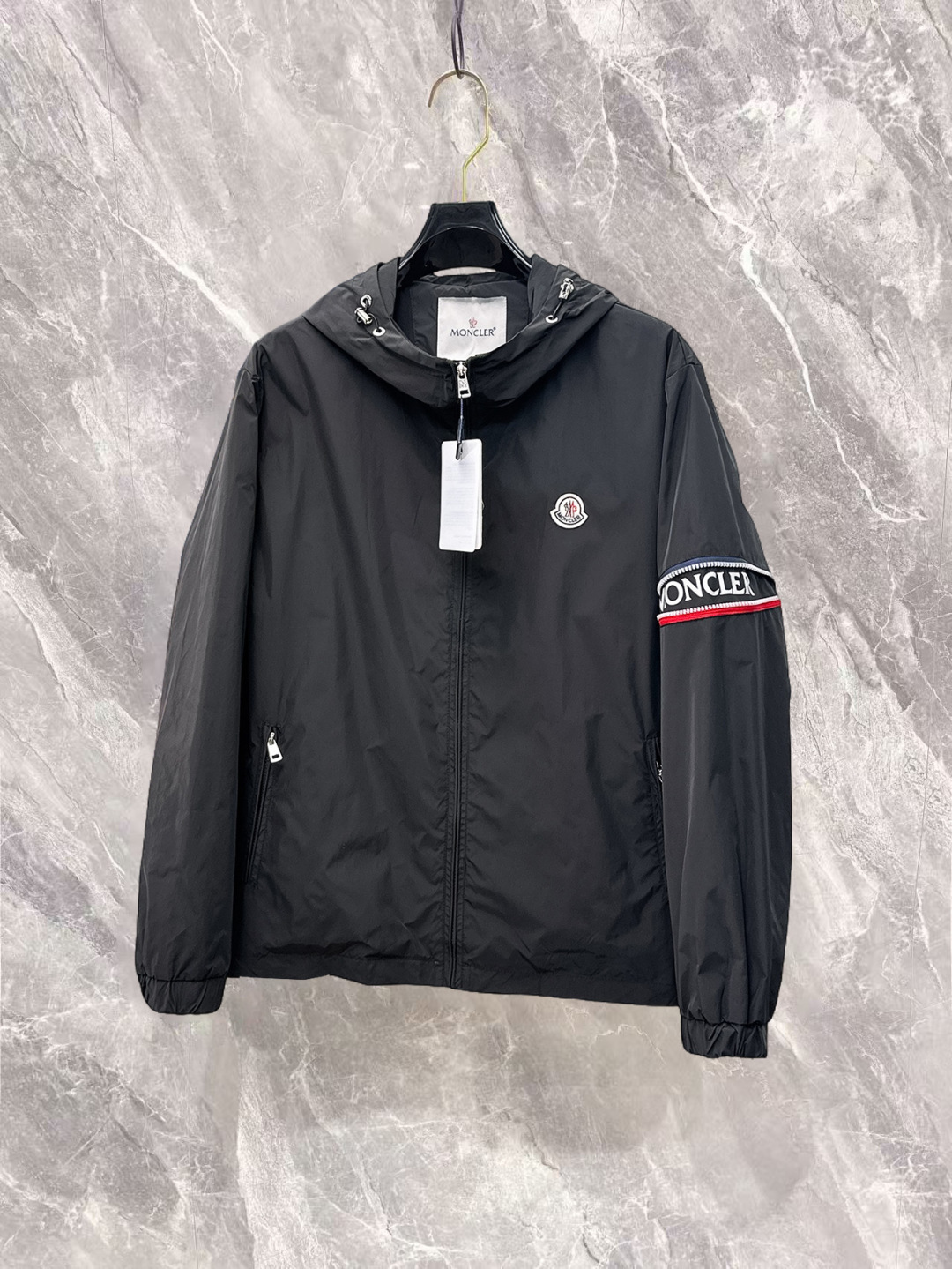 NO:732261,Mengkou, complete with three labels, the latest high-end customized jackets and coats in the counter for spring and autumn 2026, brand letter logo pattern, unique style zipper pocket design, hardware accessories logo, using counter-customized fabrics, the most popular fashion style elements, the upper body effect is super handsome!  Size M-XXXL Please state your height and weight when ordering,,Moncler,jackets & coats,jackets & coats,19860909蒙口 三标齐全,专柜同步2026春秋最新高端定制夹克外套,品牌字母标志图案,独特风格拉链口袋设计,五金配件Logo标志,采用专柜定制面料,最流行时尚风格元素路线,上身效果超帅气！码数M-XXXL下单报身高体重,,Moncler,jackets & coats,jackets & coats,,Men's clothing