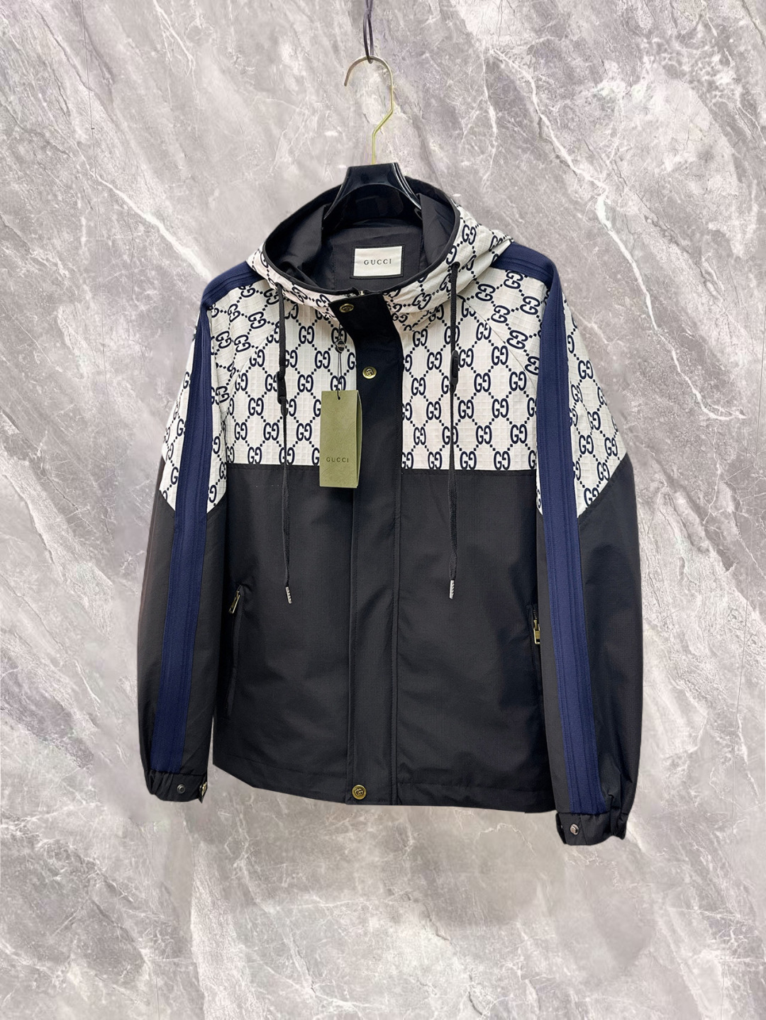 NO:732264,Gucci has three complete standards, and the counter is synchronized with the latest high-end customized jackets for spring and autumn 2026, brand letter logo pattern, unique style zipper pocket design, hardware accessories logo, using counter custom fabrics, the most popular fashion style elements, and the upper body effect is super handsome!  Size M-XXXL Please state your height and weight when ordering,,gucci,jackets & coats,jackets & coats,19860909古驰 三标齐全,专柜同步2026春秋最新高端定制夹克外套,品牌字母标志图案,独特风格拉链口袋设计,五金配件Logo标志,采用专柜定制面料,最流行时尚风格元素路线,上身效果超帅气！码数M-XXXL下单报身高体重,,gucci,jackets & coats,jackets & coats,,Men's clothing