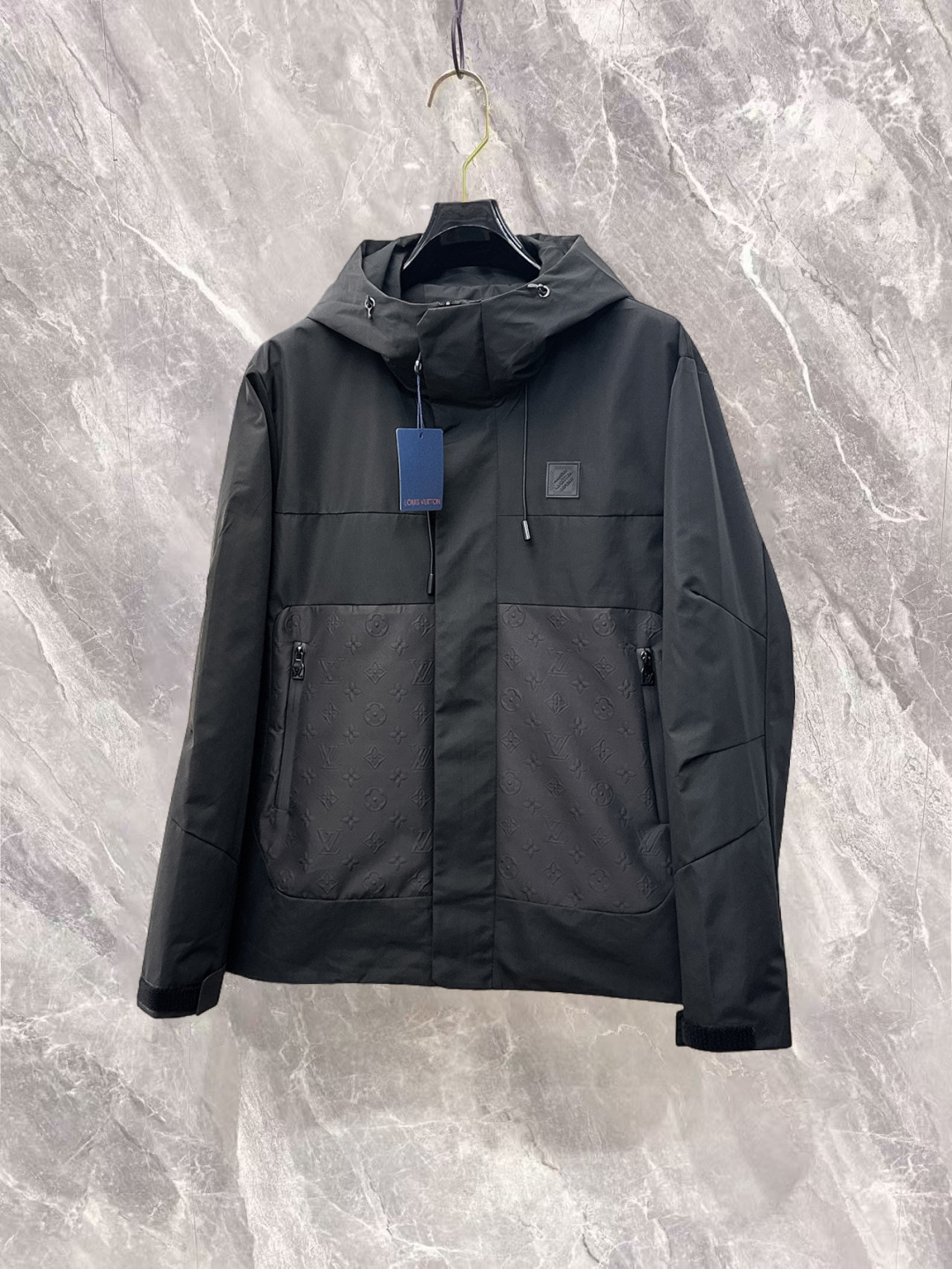 NO:732234,Louis Vuitton LV three labels are complete, the counter synchronizes the latest high-end customized jackets for spring and autumn 2026, brand letter logo pattern, unique zipper pocket design, hardware accessories logo, using counter custom fabrics, the most popular fashion style elements, the upper body effect is super handsome!  Size M-XXXL Please state your height and weight when ordering,,louis vuitton,louis vuitton,jackets & coats,jackets & coats,19860909路易威登LV 三标齐全,专柜同步2026春秋最新高端定制夹克外套,品牌字母标志图案,独特风格拉链口袋设计,五金配件Logo标志,采用专柜定制面料,最流行时尚风格元素路线,上身效果超帅气！码数M-XXXL下单报身高体重,,louis vuitton,louis vuitton,jackets & coats,jackets & coats,,Men's clothing