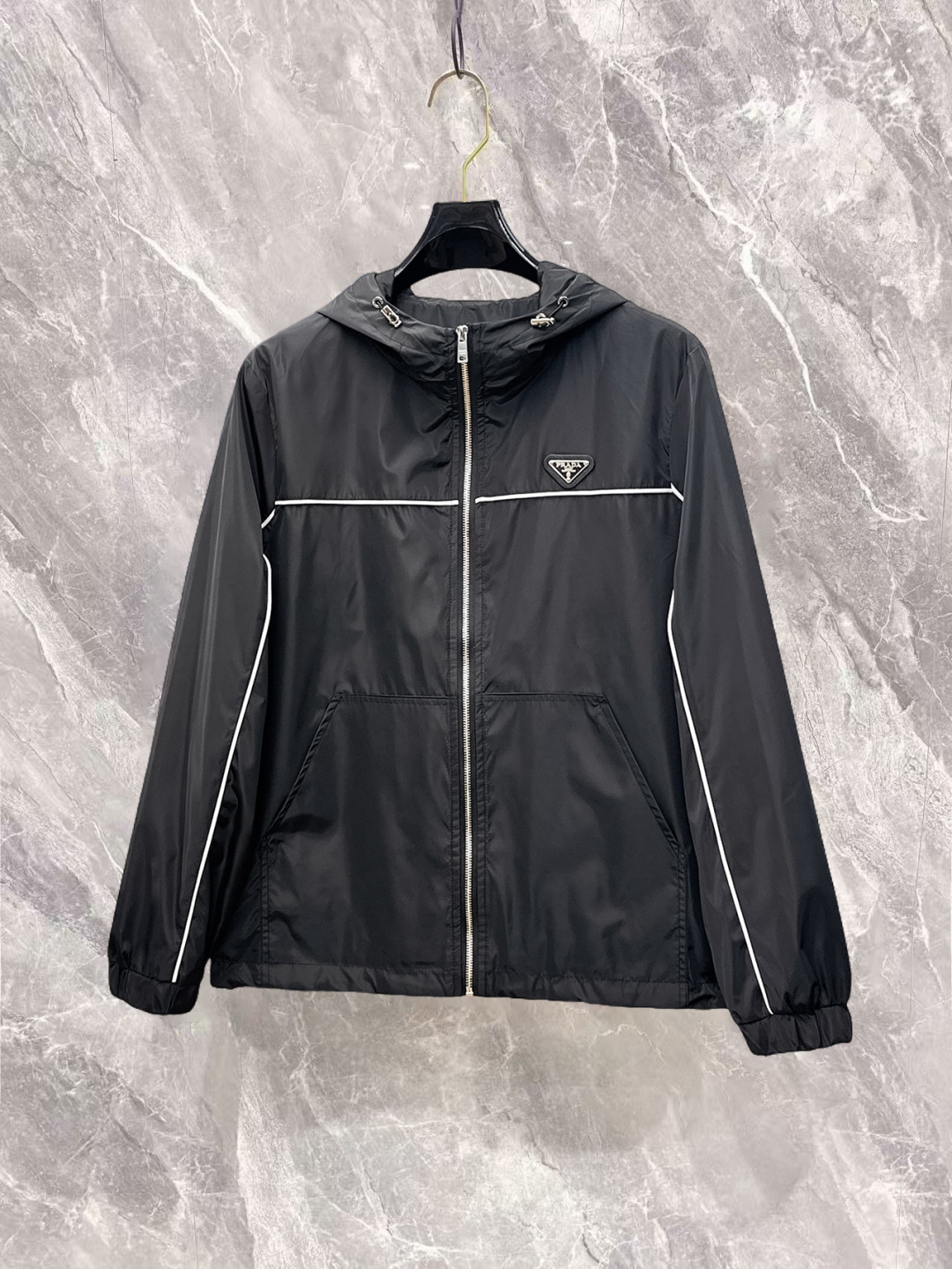 NO:732239,Prada has all three labels, and the counter is synchronized with the latest high-end customized jackets for spring and autumn 2026, brand letter logo pattern, unique zipper pocket design, hardware accessories logo, using counter custom fabrics, the most popular fashion style elements, and the upper body effect is super handsome!  Size M-XXXL Please state your height and weight when ordering,,prada,jackets & coats,jackets & coats,19860909普拉达 三标齐全,专柜同步2026春秋最新高端定制夹克外套,品牌字母标志图案,独特风格拉链口袋设计,五金配件Logo标志,采用专柜定制面料,最流行时尚风格元素路线,上身效果超帅气！码数M-XXXL下单报身高体重,,prada,jackets & coats,jackets & coats,,Men's clothing