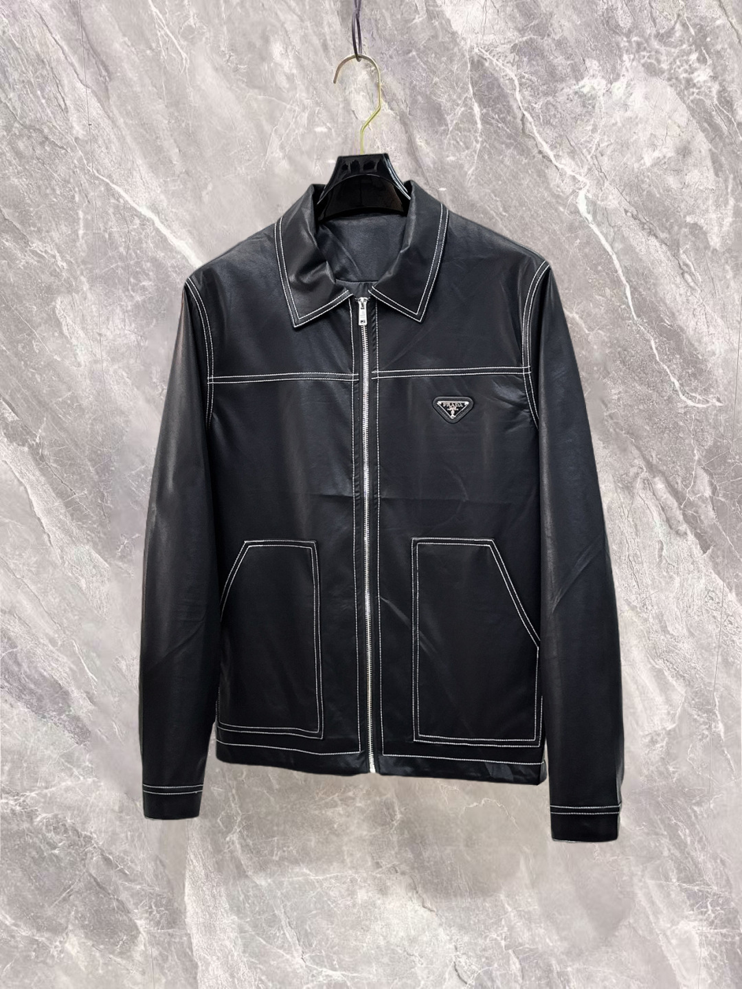 NO:732247,Prada has all three labels, and the counter is synchronized with the latest high-end customized jackets for spring and autumn 2026, brand letter logo pattern, unique zipper pocket design, hardware accessories logo, using counter custom fabrics, the most popular fashion style elements, and the upper body effect is super handsome!  Size M-XXXL Please state your height and weight when ordering,,prada,jackets & coats,jackets & coats,19860909普拉达 三标齐全,专柜同步2026春秋最新高端定制夹克外套,品牌字母标志图案,独特风格拉链口袋设计,五金配件Logo标志,采用专柜定制面料,最流行时尚风格元素路线,上身效果超帅气！码数M-XXXL下单报身高体重,,prada,jackets & coats,jackets & coats,,Men's clothing