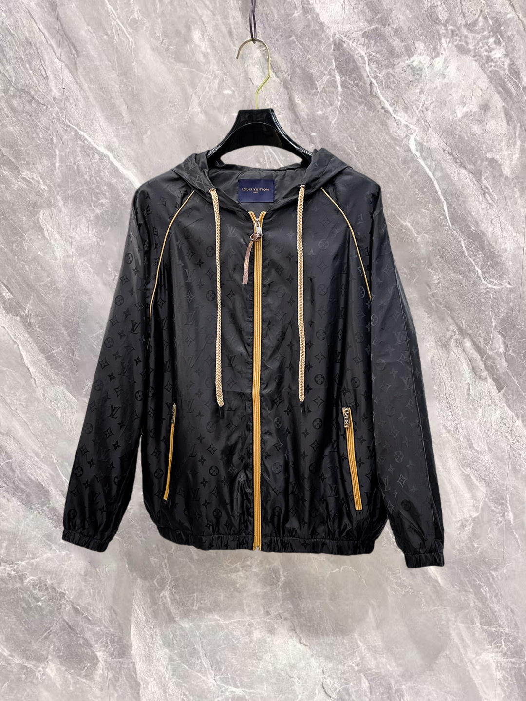 NO:732250,Louis Vuitton LV three labels are complete, the counter synchronizes the latest high-end customized jackets for spring and autumn 2026, brand letter logo pattern, unique zipper pocket design, hardware accessories logo, using counter custom fabrics, the most popular fashion style elements, the upper body effect is super handsome!  Size M-XXXL Please state your height and weight when ordering,,louis vuitton,louis vuitton,jackets & coats,jackets & coats,19860909路易威登LV 三标齐全,专柜同步2026春秋最新高端定制夹克外套,品牌字母标志图案,独特风格拉链口袋设计,五金配件Logo标志,采用专柜定制面料,最流行时尚风格元素路线,上身效果超帅气！码数M-XXXL下单报身高体重,,louis vuitton,louis vuitton,jackets & coats,jackets & coats,,Men's clothing