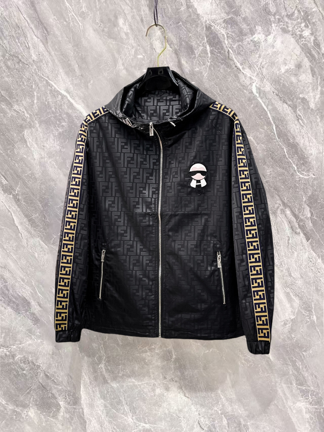 NO:732253,Fendi has three complete standards, and the counter is synchronized with the latest high-end customized jackets for spring and autumn 2026, brand letter logo pattern, unique style zipper pocket design, hardware accessories logo, using counter custom fabrics, the most popular fashion style elements, the upper body effect is super handsome!  Size M-XXXL When placing an order, state your height and weight,,fendi,jackets & coats,jackets & coats,19860909芬迪 三标齐全,专柜同步2026春秋最新高端定制夹克外套,品牌字母标志图案,独特风格拉链口袋设计,五金配件Logo标志,采用专柜定制面料,最流行时尚风格元素路线,上身效果超帅气！码数M-XXXL下单报身高体重,,fendi,jackets & coats,jackets & coats,,Men's clothing