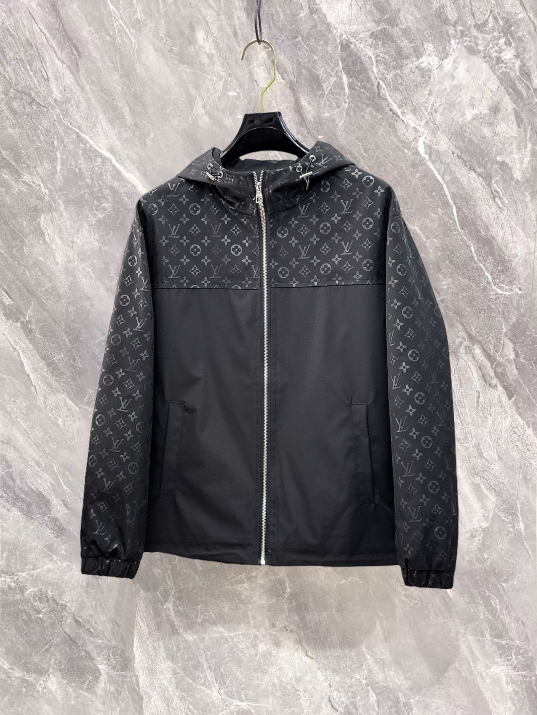 NO:732259,Louis Vuitton LV three labels are complete, the counter synchronizes the latest high-end customized jackets for spring and autumn 2026, brand letter logo pattern, unique zipper pocket design, hardware accessories logo, using counter custom fabrics, the most popular fashion style elements, the upper body effect is super handsome!  Size M-XXXL Please state your height and weight when ordering,,louis vuitton,louis vuitton,jackets & coats,jackets & coats,19860909路易威登LV 三标齐全,专柜同步2026春秋最新高端定制夹克外套,品牌字母标志图案,独特风格拉链口袋设计,五金配件Logo标志,采用专柜定制面料,最流行时尚风格元素路线,上身效果超帅气！码数M-XXXL下单报身高体重,,louis vuitton,louis vuitton,jackets & coats,jackets & coats,,Men's clothing