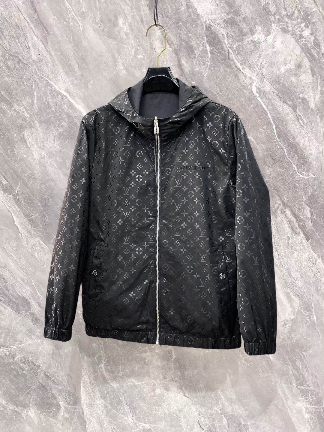 NO:732265,Louis Vuitton LV three labels are complete, the counter synchronizes the latest high-end customized jackets for spring and autumn 2026, brand letter logo pattern, unique zipper pocket design, hardware accessories logo, using counter custom fabrics, the most popular fashion style elements, the upper body effect is super handsome!  Size M-XXXL Please state your height and weight when ordering,,louis vuitton,louis vuitton,jackets & coats,jackets & coats,19860909路易威登LV 三标齐全,专柜同步2026春秋最新高端定制夹克外套,品牌字母标志图案,独特风格拉链口袋设计,五金配件Logo标志,采用专柜定制面料,最流行时尚风格元素路线,上身效果超帅气！码数M-XXXL下单报身高体重,,louis vuitton,louis vuitton,jackets & coats,jackets & coats,,Men's clothing