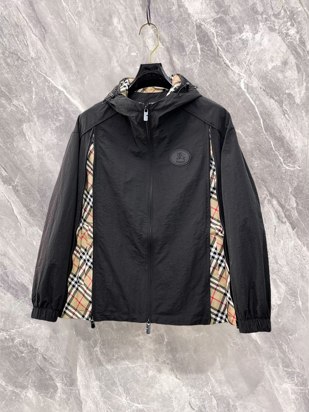 NO:732262,Burberry has three complete brands. The counters are synchronized with the latest high-end customized jackets for spring and autumn 2026, brand letter logo pattern, unique style zipper pocket design, hardware accessories logo, using counter custom fabrics, the most popular fashion style elements, and the upper body effect is super handsome!  Size M-XXXL Please state your height and weight when ordering,,burberry,jackets & coats,jackets & coats,19860909巴宝莉 三标齐全,专柜同步2026春秋最新高端定制夹克外套,品牌字母标志图案,独特风格拉链口袋设计,五金配件Logo标志,采用专柜定制面料,最流行时尚风格元素路线,上身效果超帅气！码数M-XXXL下单报身高体重,,burberry,jackets & coats,jackets & coats,,Men's clothing