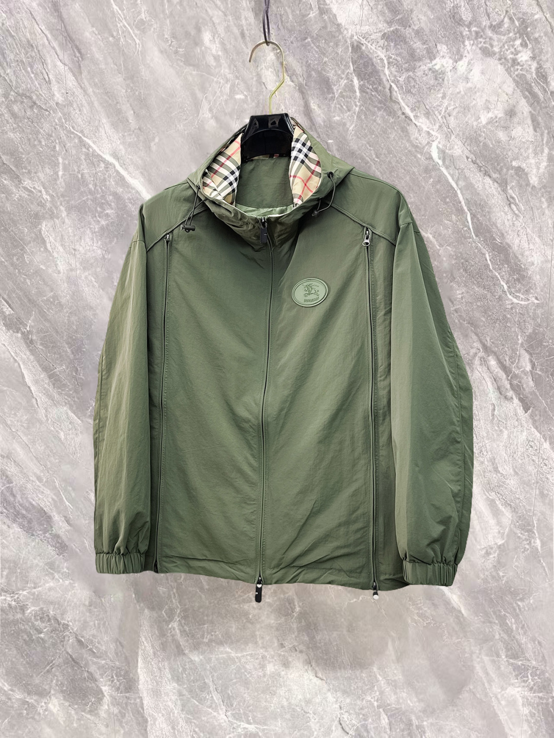 NO:732236,Burberry has three complete brands. The counters are synchronized with the latest high-end customized jackets for spring and autumn 2026, brand letter logo pattern, unique style zipper pocket design, hardware accessories logo, using counter custom fabrics, the most popular fashion style elements, and the upper body effect is super handsome!  Size M-XXXL Please state your height and weight when ordering,,burberry,jackets & coats,jackets & coats,19860909巴宝莉 三标齐全,专柜同步2026春秋最新高端定制夹克外套,品牌字母标志图案,独特风格拉链口袋设计,五金配件Logo标志,采用专柜定制面料,最流行时尚风格元素路线,上身效果超帅气！码数M-XXXL下单报身高体重,,burberry,jackets & coats,jackets & coats,,Men's clothing