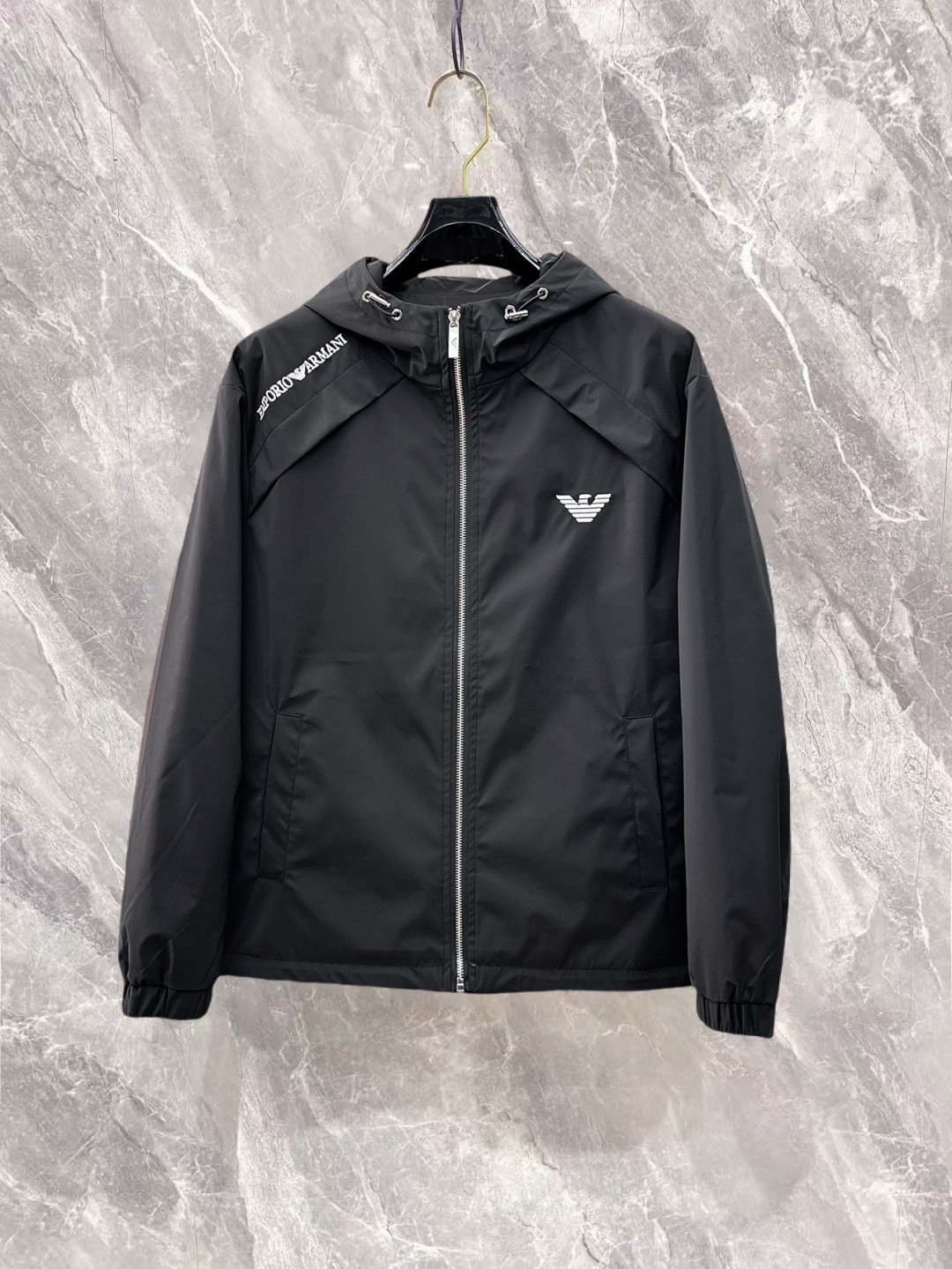 NO:732244,Armani has three complete standards, the counter synchronizes the latest high-end customized jackets for spring and autumn 2026, brand letter logo pattern, unique style zipper pocket design, hardware accessories logo, using counter custom fabrics, the most popular fashion style element line, the upper body effect is super handsome!  Size M-XXXL Please state your height and weight when ordering, armani, jackets & coats, jackets & coats,19860909阿玛尼 三标齐全,专柜同步2026春秋最新高端定制夹克外套,品牌字母标志图案,独特风格拉链口袋设计,五金配件Logo标志,采用专柜定制面料,最流行时尚风格元素路线,上身效果超帅气！码数M-XXXL下单报身高体重,,armani,jackets & coats,jackets & coats,,Men's clothing