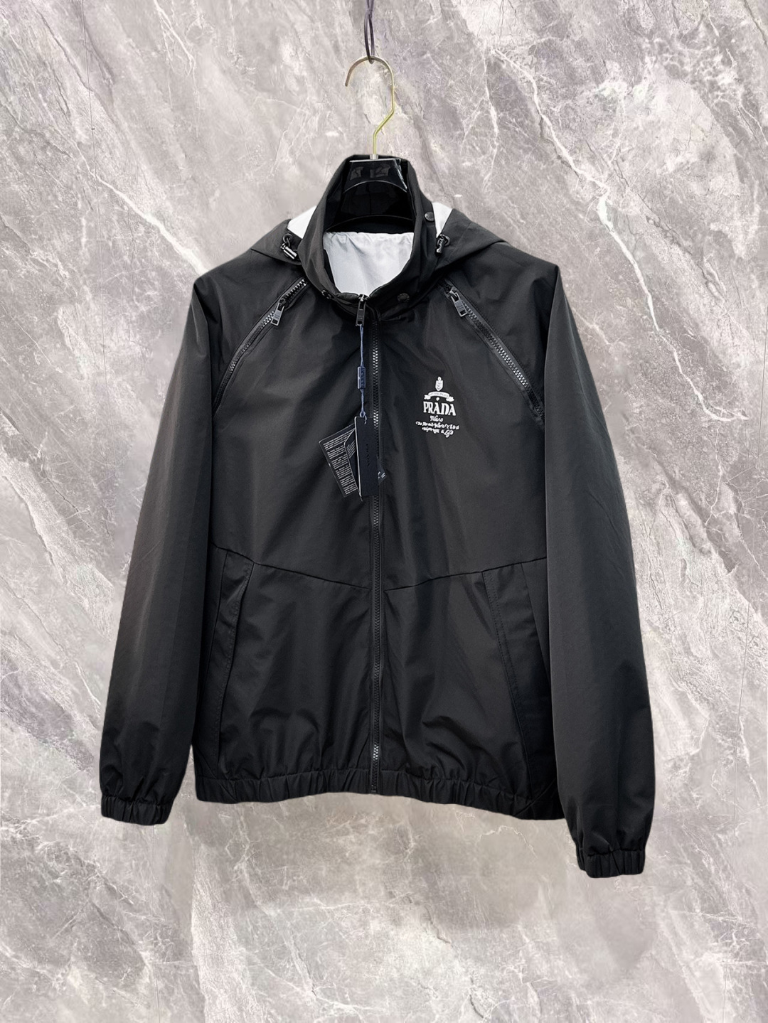 NO:732248,Prada has all three labels, and the counter is synchronized with the latest high-end customized jackets for spring and autumn 2026, brand letter logo pattern, unique zipper pocket design, hardware accessories logo, using counter custom fabrics, the most popular fashion style elements, and the upper body effect is super handsome!  Size M-XXXL Please state your height and weight when ordering,,prada,jackets & coats,jackets & coats,19860909普拉达 三标齐全,专柜同步2026春秋最新高端定制夹克外套,品牌字母标志图案,独特风格拉链口袋设计,五金配件Logo标志,采用专柜定制面料,最流行时尚风格元素路线,上身效果超帅气！码数M-XXXL下单报身高体重,,prada,jackets & coats,jackets & coats,,Men's clothing