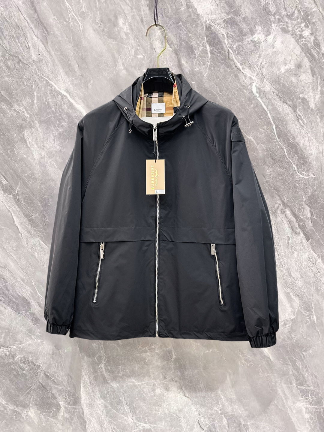 NO:732251,Burberry has three complete brands. The counters are synchronized with the latest high-end customized jackets for spring and autumn 2026, brand letter logo pattern, unique style zipper pocket design, hardware accessories logo, using counter custom fabrics, the most popular fashion style elements, and the upper body effect is super handsome!  Size M-XXXL Please state your height and weight when ordering,,burberry,jackets & coats,jackets & coats,19860909巴宝莉 三标齐全,专柜同步2026春秋最新高端定制夹克外套,品牌字母标志图案,独特风格拉链口袋设计,五金配件Logo标志,采用专柜定制面料,最流行时尚风格元素路线,上身效果超帅气！码数M-XXXL下单报身高体重,,burberry,jackets & coats,jackets & coats,,Men's clothing