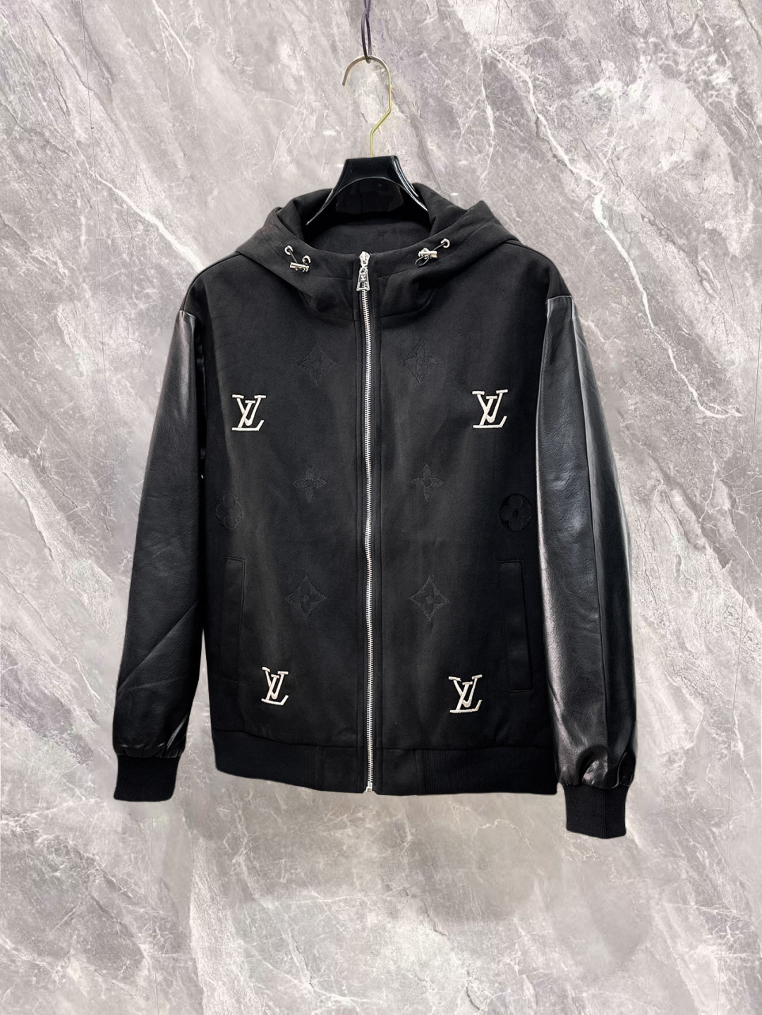 NO:732254,Louis Vuitton LV three labels are complete, the counter synchronizes the latest high-end customized jackets for spring and autumn 2026, brand letter logo pattern, unique zipper pocket design, hardware accessories logo, using counter custom fabrics, the most popular fashion style elements, the upper body effect is super handsome!  Size M-XXXL Please state your height and weight when ordering,,louis vuitton,louis vuitton,jackets & coats,jackets & coats,19860909路易威登LV 三标齐全,专柜同步2026春秋最新高端定制夹克外套,品牌字母标志图案,独特风格拉链口袋设计,五金配件Logo标志,采用专柜定制面料,最流行时尚风格元素路线,上身效果超帅气！码数M-XXXL下单报身高体重,,louis vuitton,louis vuitton,jackets & coats,jackets & coats,,Men's clothing