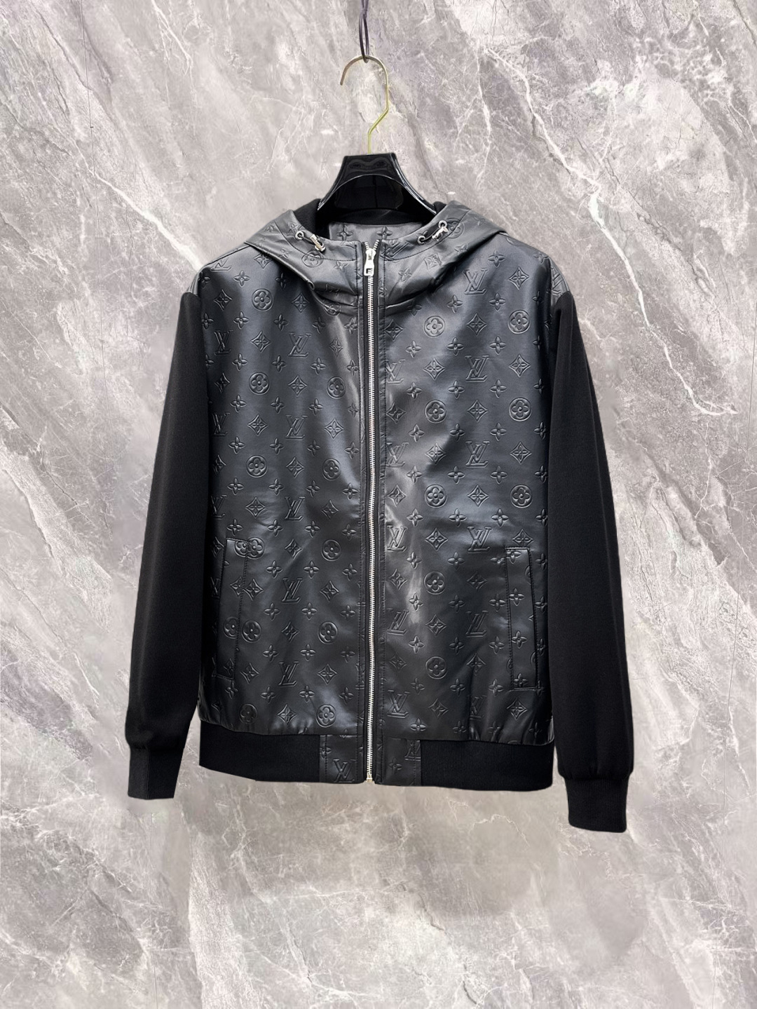 NO:732260,Louis Vuitton LV three labels are complete, the counter synchronizes the latest high-end customized jackets for spring and autumn 2026, brand letter logo pattern, unique zipper pocket design, hardware accessories logo, using counter custom fabrics, the most popular fashion style elements, the upper body effect is super handsome!  Size M-XXXL Please state your height and weight when ordering,,louis vuitton,louis vuitton,jackets & coats,jackets & coats,19860909路易威登LV 三标齐全,专柜同步2026春秋最新高端定制夹克外套,品牌字母标志图案,独特风格拉链口袋设计,五金配件Logo标志,采用专柜定制面料,最流行时尚风格元素路线,上身效果超帅气！码数M-XXXL下单报身高体重,,louis vuitton,louis vuitton,jackets & coats,jackets & coats,,Men's clothing