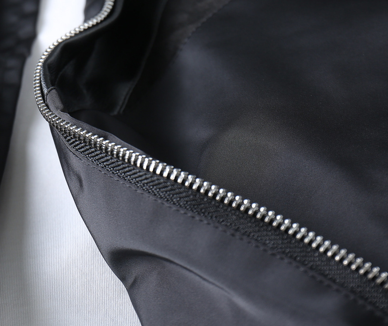 P250 路易威登LV 官网同款，同步上线！2025春秋新款男士夹克外套，原单三标齐全高端版本！专柜定制面料 透气舒适度高，细节无可挑剔，品牌元素设计理念，体现高品质。手感细腻柔软！呈现休闲裁剪，上身版型超赞！码数：M～3XL最大穿200斤。下单报身高体重