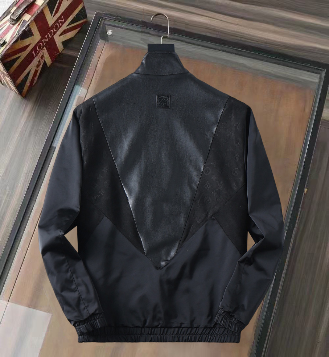 P250 路易威登LV 官网同款，同步上线！2025春秋新款男士夹克外套，原单三标齐全高端版本！专柜定制面料 透气舒适度高，细节无可挑剔，品牌元素设计理念，体现高品质。手感细腻柔软！呈现休闲裁剪，上身版型超赞！码数：M～3XL最大穿200斤。下单报身高体重