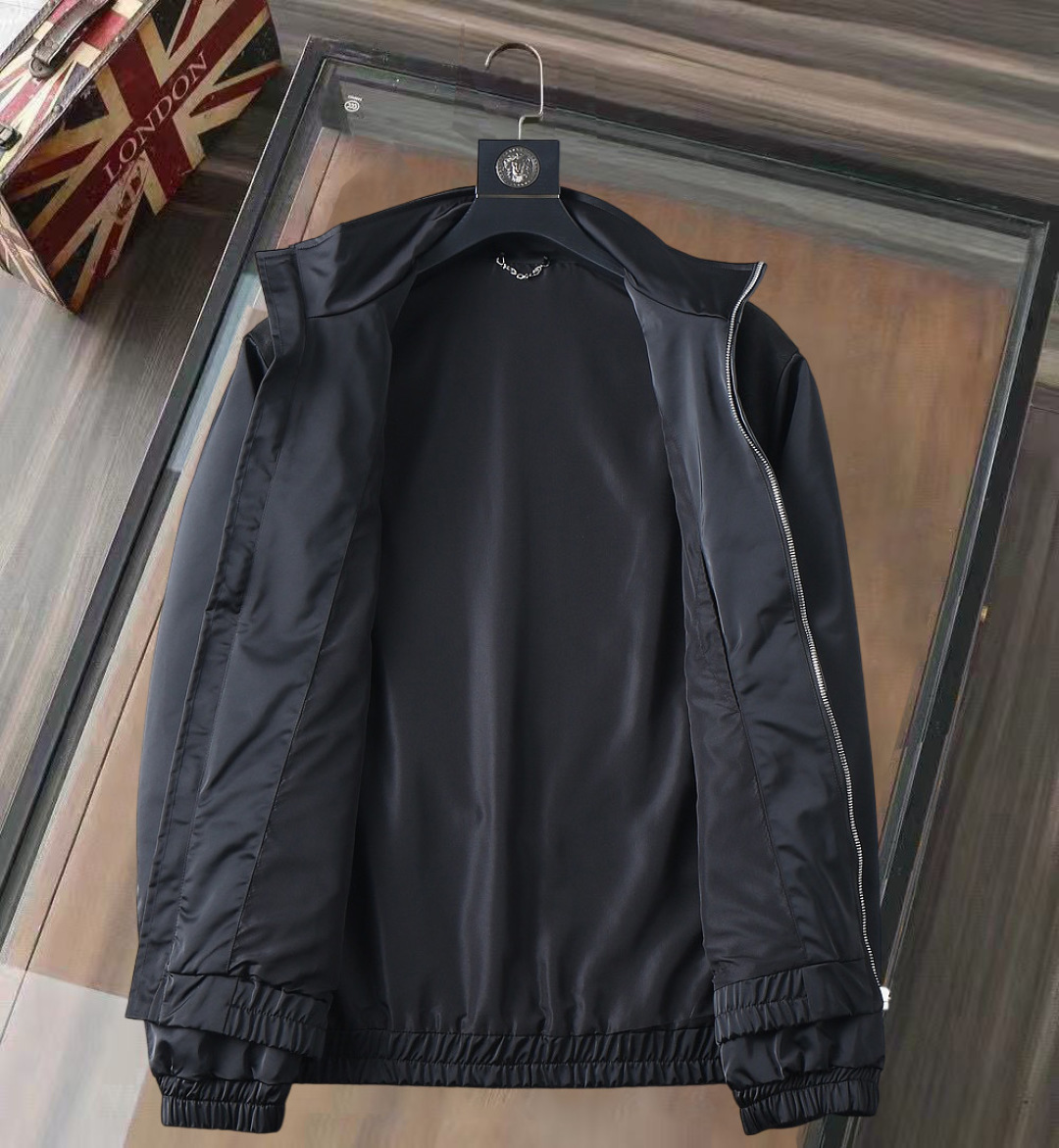 P250 路易威登LV 官网同款，同步上线！2025春秋新款男士夹克外套，原单三标齐全高端版本！专柜定制面料 透气舒适度高，细节无可挑剔，品牌元素设计理念，体现高品质。手感细腻柔软！呈现休闲裁剪，上身版型超赞！码数：M～3XL最大穿200斤。下单报身高体重