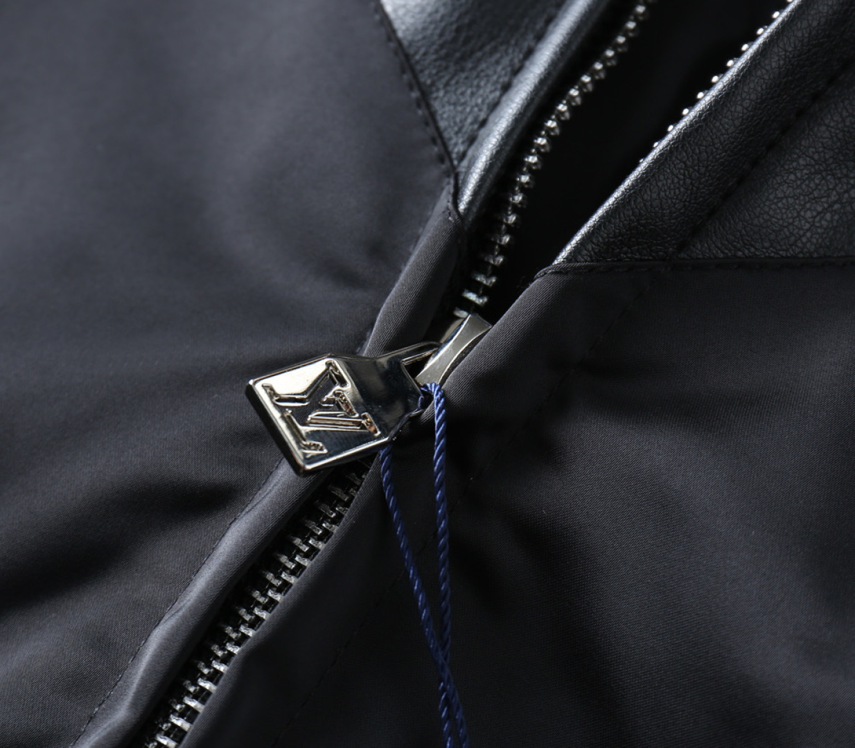 P250 路易威登LV 官网同款，同步上线！2025春秋新款男士夹克外套，原单三标齐全高端版本！专柜定制面料 透气舒适度高，细节无可挑剔，品牌元素设计理念，体现高品质。手感细腻柔软！呈现休闲裁剪，上身版型超赞！码数：M～3XL最大穿200斤。下单报身高体重