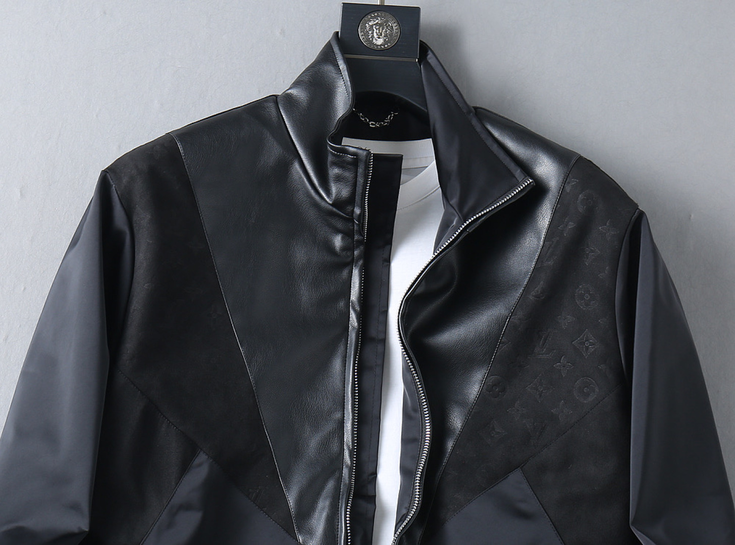 P250 路易威登LV 官网同款，同步上线！2025春秋新款男士夹克外套，原单三标齐全高端版本！专柜定制面料 透气舒适度高，细节无可挑剔，品牌元素设计理念，体现高品质。手感细腻柔软！呈现休闲裁剪，上身版型超赞！码数：M～3XL最大穿200斤。下单报身高体重