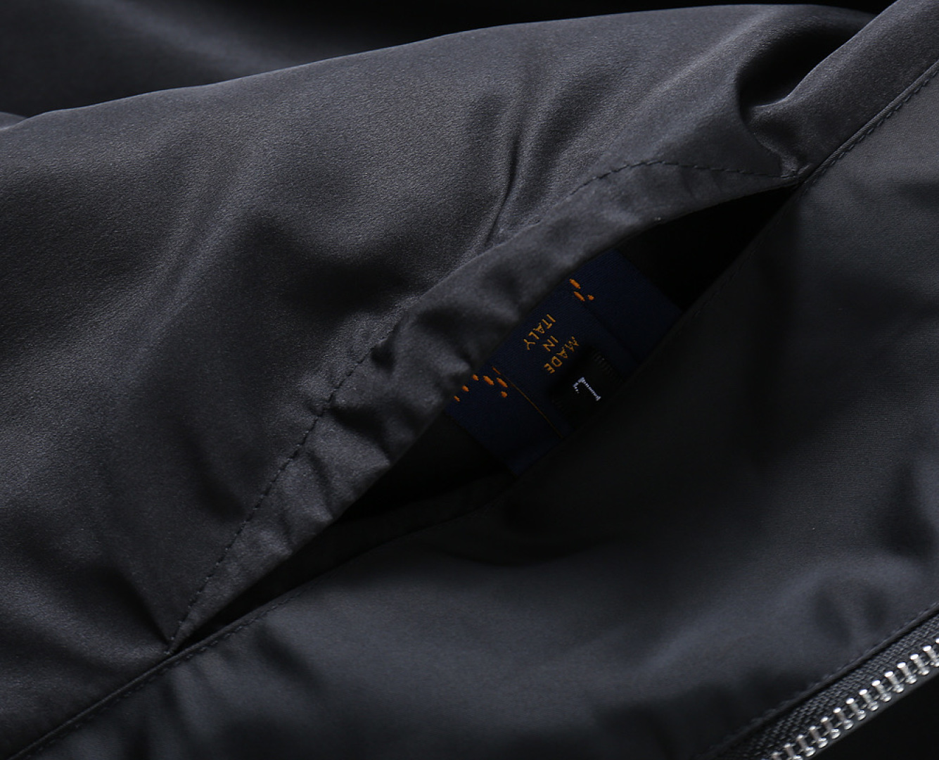 P250 路易威登LV 官网同款，同步上线！2025春秋新款男士夹克外套，原单三标齐全高端版本！专柜定制面料 透气舒适度高，细节无可挑剔，品牌元素设计理念，体现高品质。手感细腻柔软！呈现休闲裁剪，上身版型超赞！码数：M～3XL最大穿200斤。下单报身高体重