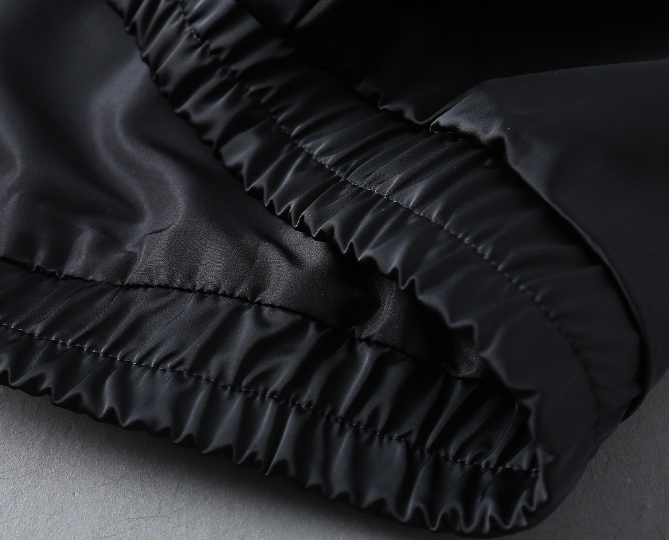 P250 路易威登LV 官网同款，同步上线！2025春秋新款男士夹克外套，原单三标齐全高端版本！专柜定制面料 透气舒适度高，细节无可挑剔，品牌元素设计理念，体现高品质。手感细腻柔软！呈现休闲裁剪，上身版型超赞！码数：M～3XL最大穿200斤。下单报身高体重