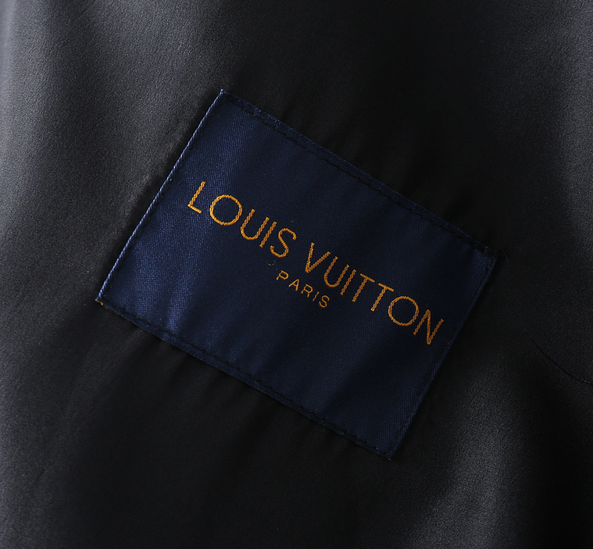 P250 路易威登LV 官网同款，同步上线！2025春秋新款男士夹克外套，原单三标齐全高端版本！专柜定制面料 透气舒适度高，细节无可挑剔，品牌元素设计理念，体现高品质。手感细腻柔软！呈现休闲裁剪，上身版型超赞！码数：M～3XL最大穿200斤。下单报身高体重