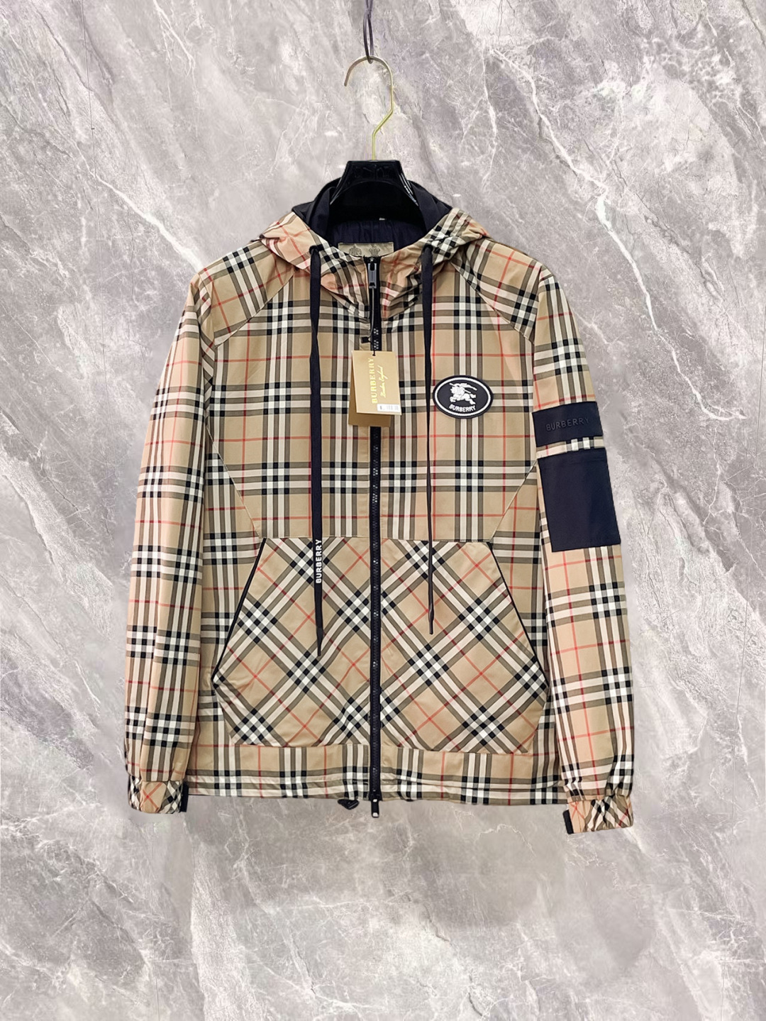 NO:732263,Burberry has three complete brands. The counters are synchronized with the latest high-end customized jackets for spring and autumn 2026, brand letter logo pattern, unique style zipper pocket design, hardware accessories logo, using counter custom fabrics, the most popular fashion style elements, and the upper body effect is super handsome!  Size M-XXXL Please state your height and weight when ordering,,burberry,jackets & coats,jackets & coats,19860909巴宝莉 三标齐全,专柜同步2026春秋最新高端定制夹克外套,品牌字母标志图案,独特风格拉链口袋设计,五金配件Logo标志,采用专柜定制面料,最流行时尚风格元素路线,上身效果超帅气！码数M-XXXL下单报身高体重,,burberry,jackets & coats,jackets & coats,,Men's clothing