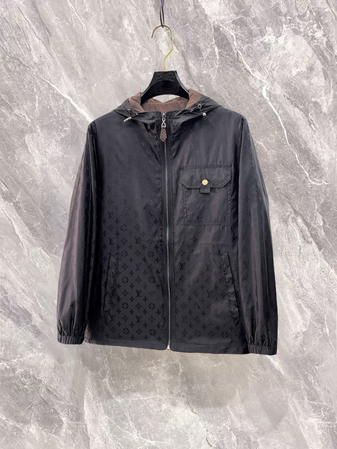 NO:732266,Louis Vuitton LV three labels are complete, the counter synchronizes the latest high-end customized jackets for spring and autumn 2026, brand letter logo pattern, unique zipper pocket design, hardware accessories logo, using counter custom fabrics, the most popular fashion style elements, the upper body effect is super handsome!  Size M-XXXL Please state your height and weight when ordering,,louis vuitton,louis vuitton,jackets & coats,jackets & coats,19860909路易威登LV 三标齐全,专柜同步2026春秋最新高端定制夹克外套,品牌字母标志图案,独特风格拉链口袋设计,五金配件Logo标志,采用专柜定制面料,最流行时尚风格元素路线,上身效果超帅气！码数M-XXXL下单报身高体重,,louis vuitton,louis vuitton,jackets & coats,jackets & coats,,Men's clothing