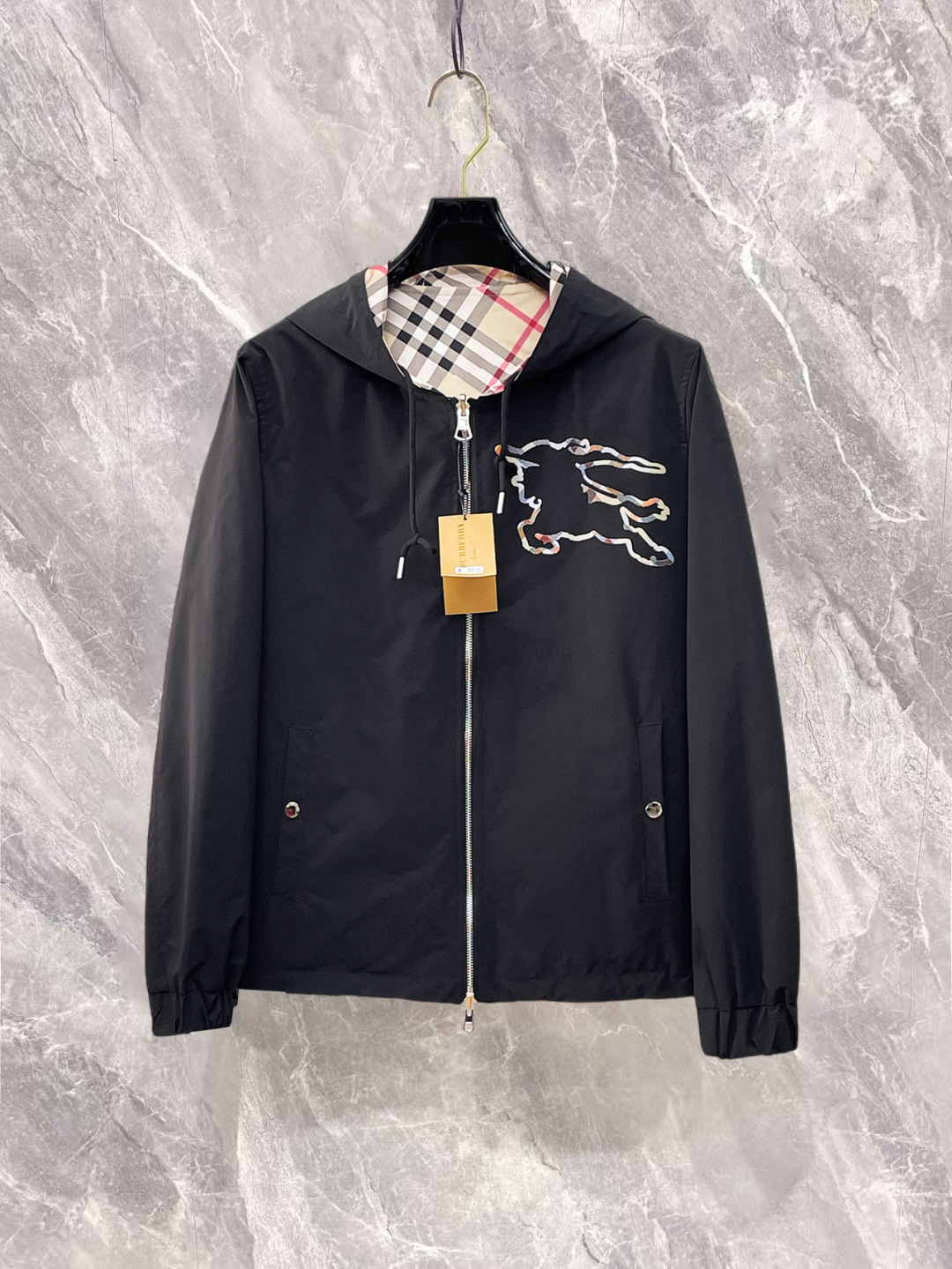 NO:732269,Burberry has three complete brands. The counters are synchronized with the latest high-end customized jackets for spring and autumn 2026, brand letter logo pattern, unique style zipper pocket design, hardware accessories logo, using counter custom fabrics, the most popular fashion style elements, and the upper body effect is super handsome!  Size M-XXXL Please state your height and weight when ordering,,burberry,jackets & coats,jackets & coats,19860909巴宝莉 三标齐全,专柜同步2026春秋最新高端定制夹克外套,品牌字母标志图案,独特风格拉链口袋设计,五金配件Logo标志,采用专柜定制面料,最流行时尚风格元素路线,上身效果超帅气！码数M-XXXL下单报身高体重,,burberry,jackets & coats,jackets & coats,,Men's clothing