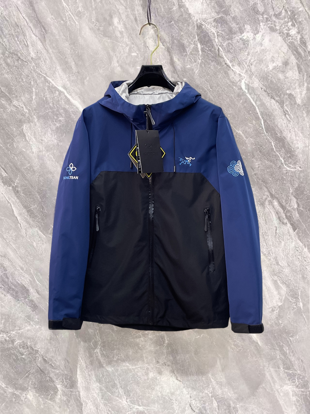 NO:732271,Arc'teryx has all three labels, and the counter is synchronized with the latest high-end customized jackets for spring and autumn 2026, brand letter logo pattern, unique zipper pocket design, hardware accessories logo, using counter custom fabrics, the most popular fashion style elements, and the upper body effect is super handsome!  Size M-XXXL When placing an order, please state your height and weight, arc'teryx, jackets & coats, jackets & coats,19860909始祖鸟 三标齐全,专柜同步2026春秋最新高端定制夹克外套,品牌字母标志图案,独特风格拉链口袋设计,五金配件Logo标志,采用专柜定制面料,最流行时尚风格元素路线,上身效果超帅气！码数M-XXXL下单报身高体重,arc'teryx,jackets & coats,jackets & coats,,Men's clothing