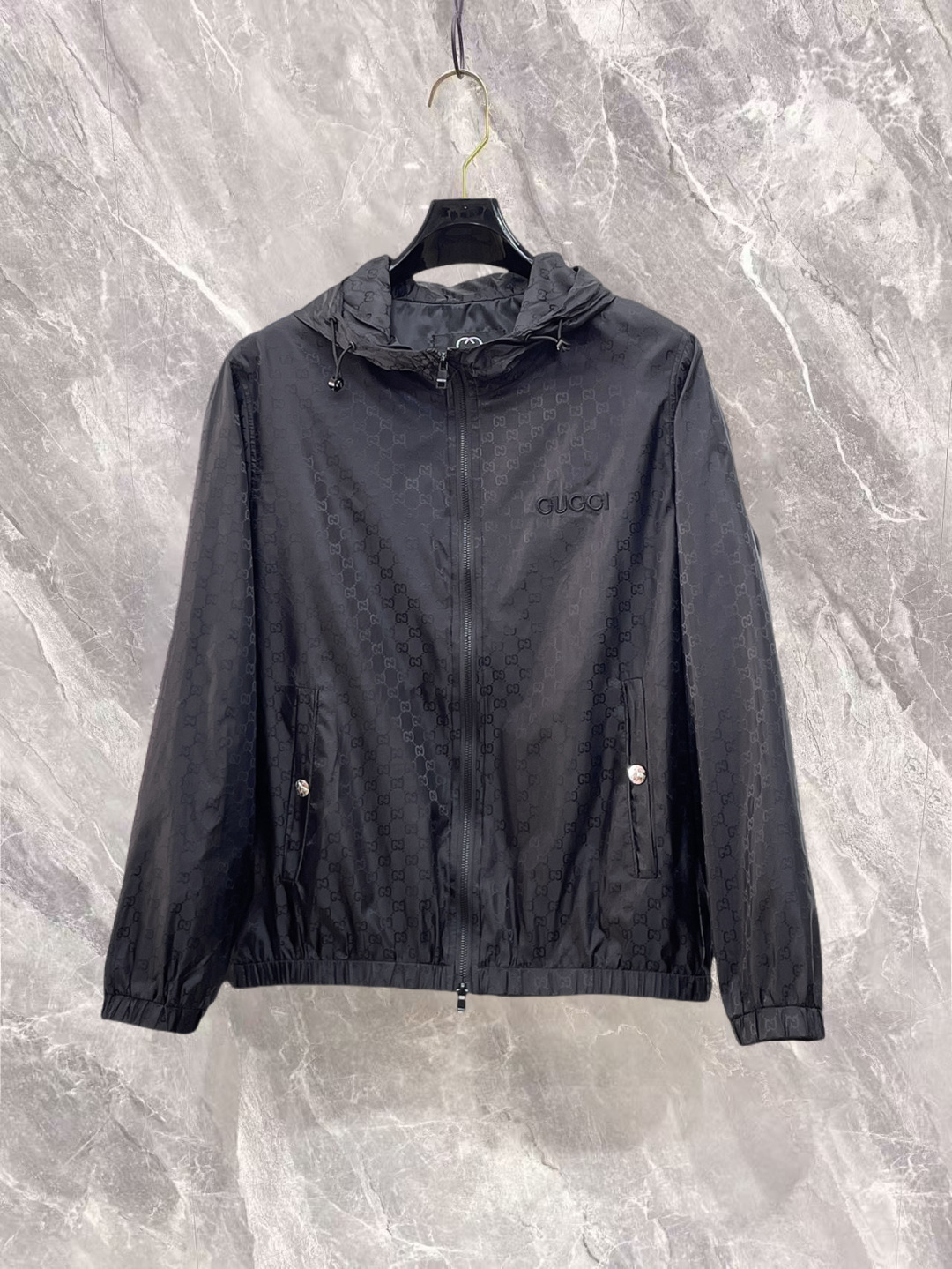 NO:732273,Gucci has three complete standards, and the counter is synchronized with the latest high-end customized jackets for spring and autumn 2026, brand letter logo pattern, unique style zipper pocket design, hardware accessories logo, using counter custom fabrics, the most popular fashion style elements, and the upper body effect is super handsome!  Size M-XXXL Please state your height and weight when ordering,,gucci,jackets & coats,jackets & coats,19860909古驰 三标齐全,专柜同步2026春秋最新高端定制夹克外套,品牌字母标志图案,独特风格拉链口袋设计,五金配件Logo标志,采用专柜定制面料,最流行时尚风格元素路线,上身效果超帅气！码数M-XXXL下单报身高体重,,gucci,jackets & coats,jackets & coats,,Men's clothing