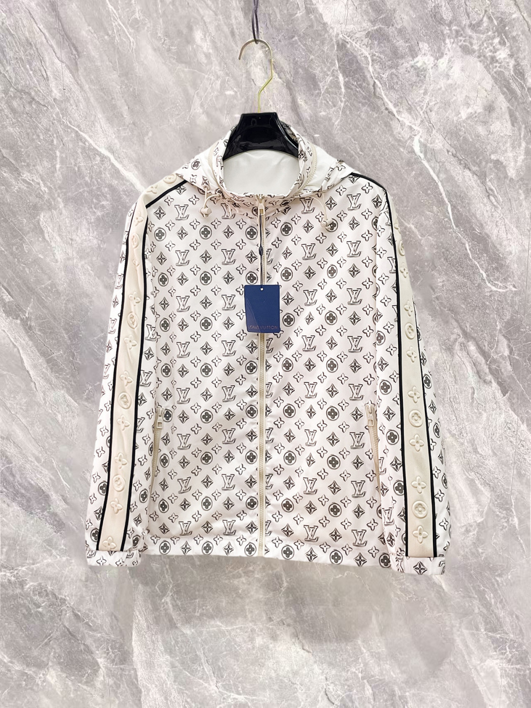 NO:732275,Louis Vuitton LV three labels are complete, the counter synchronizes the latest high-end customized jackets for spring and autumn 2026, brand letter logo pattern, unique zipper pocket design, hardware accessories logo, using counter custom fabrics, the most popular fashion style elements, the upper body effect is super handsome!  Size M-XXXL Please state your height and weight when ordering,,louis vuitton,louis vuitton,jackets & coats,jackets & coats,19860909路易威登LV 三标齐全,专柜同步2026春秋最新高端定制夹克外套,品牌字母标志图案,独特风格拉链口袋设计,五金配件Logo标志,采用专柜定制面料,最流行时尚风格元素路线,上身效果超帅气！码数M-XXXL下单报身高体重,,louis vuitton,louis vuitton,jackets & coats,jackets & coats,,Men's clothing