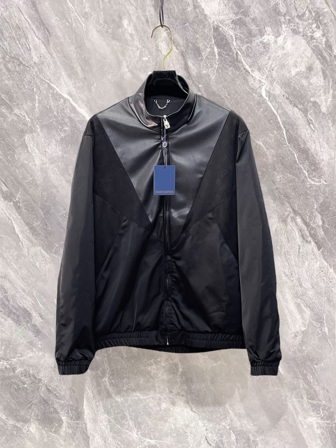 NO:732279,Louis Vuitton LV three labels are complete, the counter synchronizes the latest high-end customized jackets for spring and autumn 2026, brand letter logo pattern, unique zipper pocket design, hardware accessories logo, using counter custom fabrics, the most popular fashion style elements, the upper body effect is super handsome!  Size M-XXXL Please state your height and weight when ordering,,louis vuitton,louis vuitton,jackets & coats,jackets & coats,19860909路易威登LV 三标齐全,专柜同步2026春秋最新高端定制夹克外套,品牌字母标志图案,独特风格拉链口袋设计,五金配件Logo标志,采用专柜定制面料,最流行时尚风格元素路线,上身效果超帅气！码数M-XXXL下单报身高体重,,louis vuitton,louis vuitton,jackets & coats,jackets & coats,,Men's clothing