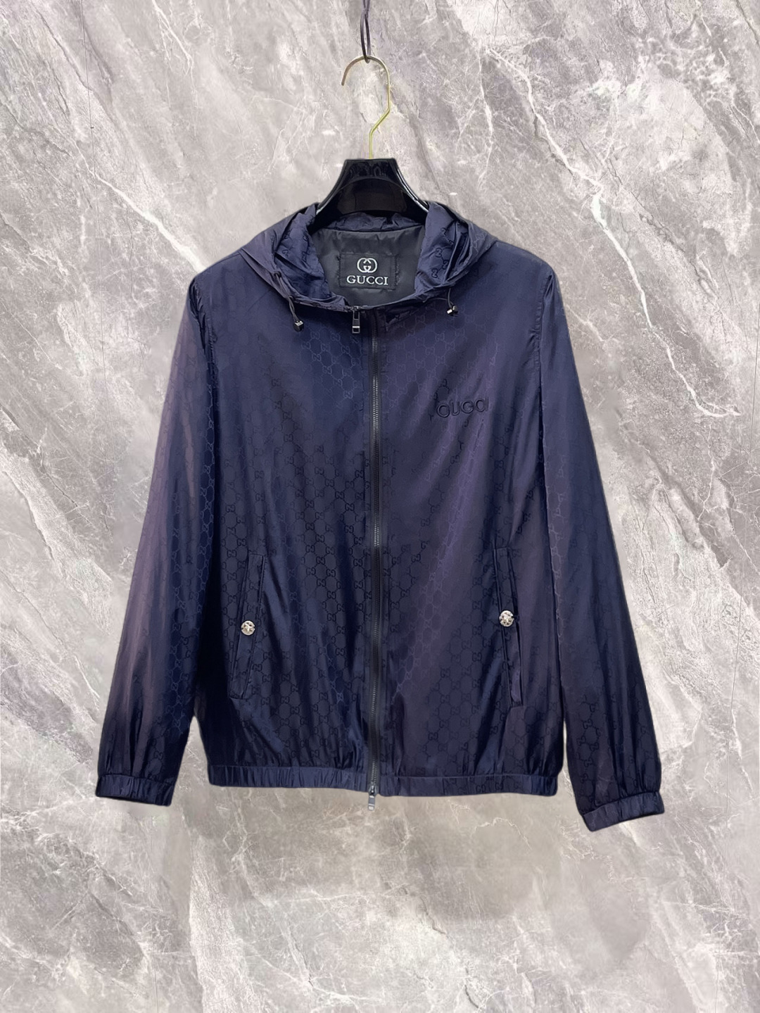 NO:732281,Gucci has three complete standards, and the counter is synchronized with the latest high-end customized jackets for spring and autumn 2026, brand letter logo pattern, unique style zipper pocket design, hardware accessories logo, using counter custom fabrics, the most popular fashion style elements, and the upper body effect is super handsome!  Size M-XXXL Please state your height and weight when ordering,,gucci,jackets & coats,jackets & coats,19860909古驰 三标齐全,专柜同步2026春秋最新高端定制夹克外套,品牌字母标志图案,独特风格拉链口袋设计,五金配件Logo标志,采用专柜定制面料,最流行时尚风格元素路线,上身效果超帅气！码数M-XXXL下单报身高体重,,gucci,jackets & coats,jackets & coats,,Men's clothing