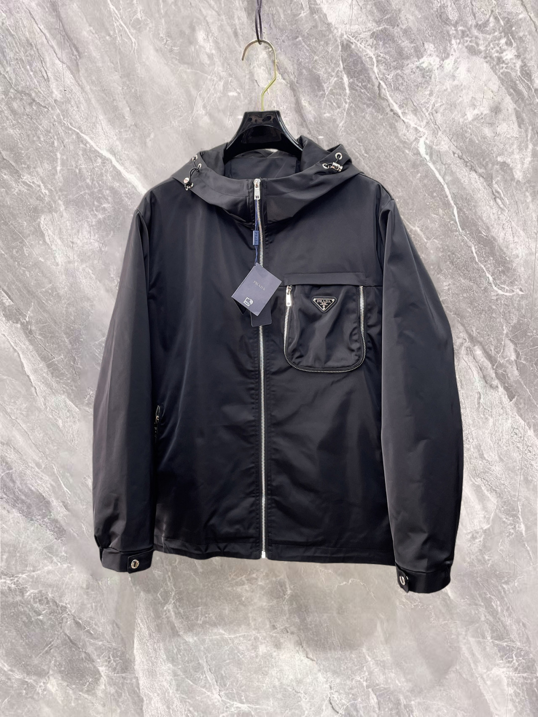 NO:732285,Prada has all three labels, and the counter is synchronized with the latest high-end customized jackets for spring and autumn 2026, brand letter logo pattern, unique zipper pocket design, hardware accessories logo, using counter custom fabrics, the most popular fashion style elements, and the upper body effect is super handsome!  Size M-XXXL Please state your height and weight when ordering,,prada,jackets & coats,jackets & coats,19860909普拉达 三标齐全,专柜同步2026春秋最新高端定制夹克外套,品牌字母标志图案,独特风格拉链口袋设计,五金配件Logo标志,采用专柜定制面料,最流行时尚风格元素路线,上身效果超帅气！码数M-XXXL下单报身高体重,,prada,jackets & coats,jackets & coats,,Men's clothing