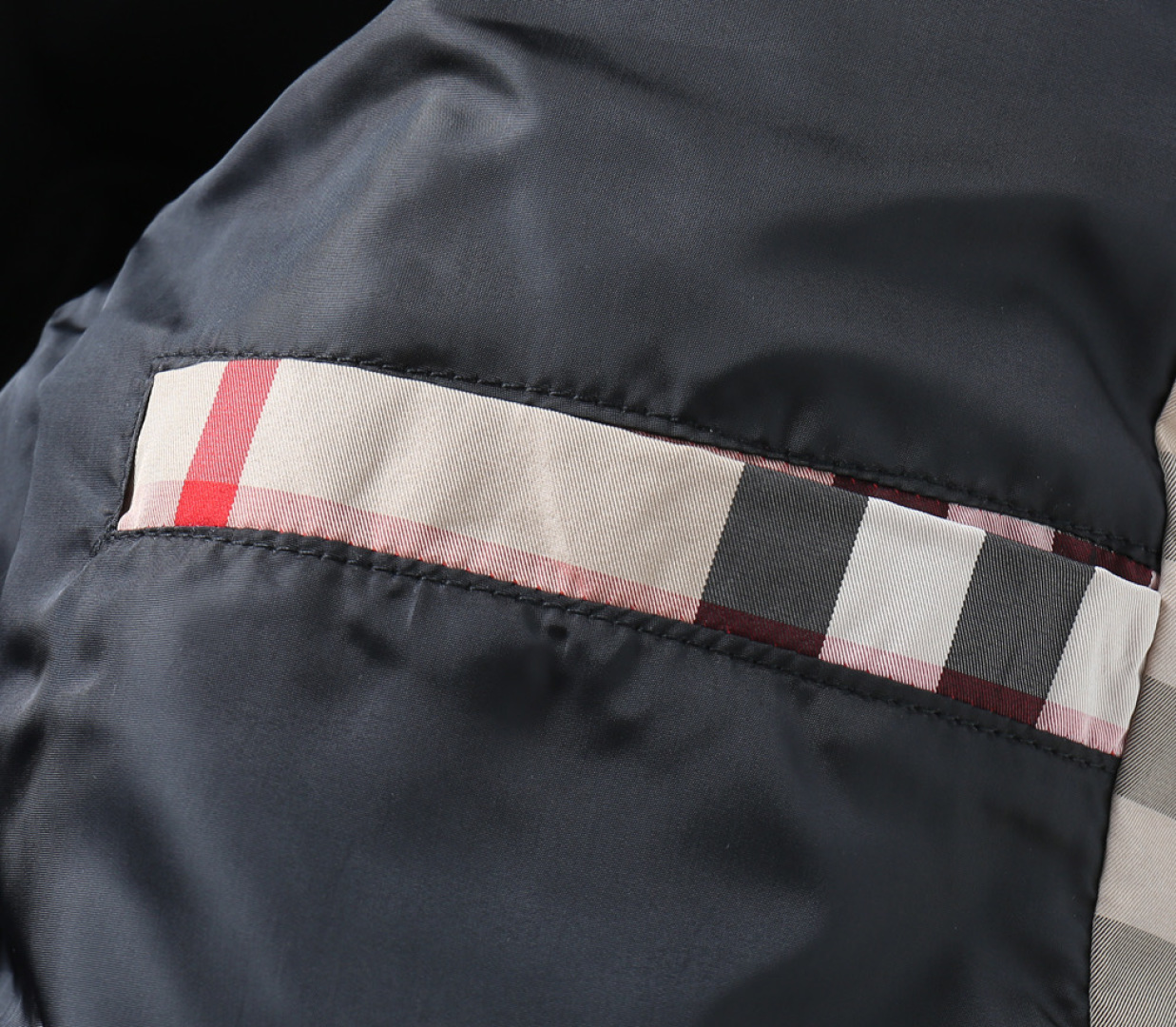 P570 巴宝莉 新款羽绒服。这款号称羽绒服届专业的，三标齐全全部90绒的。带着经典的Logo组合搭配，第一眼看到就是满满的视觉冲击，保暖性能更出色，轻便不厚重，且压缩后的蓬松度恢复性好，聚热锁温！个性的拼色设计，清新有活力！市面流通的版本实在太多了，除了面料做工不同外，最大的区别就是填充物根本不是鹅绒而是羽丝或手感绒等等，而不懂的根本不容易区分。另外面料和做工也绝对不是一个级别，总之认准我们，让你绝对不跑偏，独家全色全部购入正版开发，懂我们家羽绒服质量的，完全可以放心闭眼推。码数：M-3XL.最大穿到200斤左右。下单报身高体重。