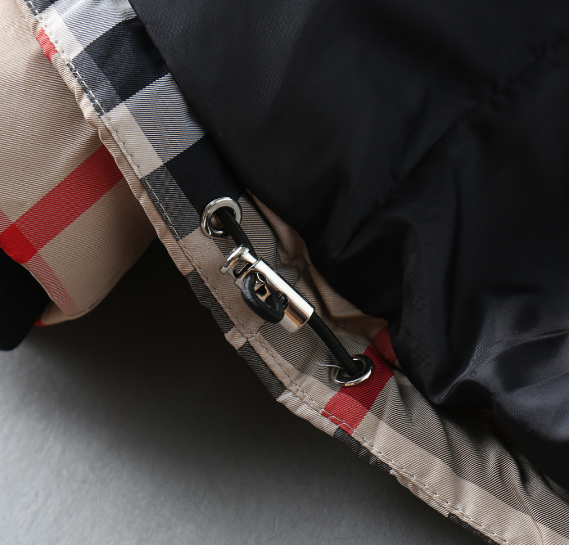 P570 巴宝莉 新款羽绒服。这款号称羽绒服届专业的，三标齐全全部90绒的。带着经典的Logo组合搭配，第一眼看到就是满满的视觉冲击，保暖性能更出色，轻便不厚重，且压缩后的蓬松度恢复性好，聚热锁温！个性的拼色设计，清新有活力！市面流通的版本实在太多了，除了面料做工不同外，最大的区别就是填充物根本不是鹅绒而是羽丝或手感绒等等，而不懂的根本不容易区分。另外面料和做工也绝对不是一个级别，总之认准我们，让你绝对不跑偏，独家全色全部购入正版开发，懂我们家羽绒服质量的，完全可以放心闭眼推。码数：M-3XL.最大穿到200斤左右。下单报身高体重。