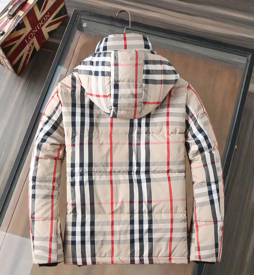 P570 巴宝莉 新款羽绒服。这款号称羽绒服届专业的，三标齐全全部90绒的。带着经典的Logo组合搭配，第一眼看到就是满满的视觉冲击，保暖性能更出色，轻便不厚重，且压缩后的蓬松度恢复性好，聚热锁温！个性的拼色设计，清新有活力！市面流通的版本实在太多了，除了面料做工不同外，最大的区别就是填充物根本不是鹅绒而是羽丝或手感绒等等，而不懂的根本不容易区分。另外面料和做工也绝对不是一个级别，总之认准我们，让你绝对不跑偏，独家全色全部购入正版开发，懂我们家羽绒服质量的，完全可以放心闭眼推。码数：M-3XL.最大穿到200斤左右。下单报身高体重。