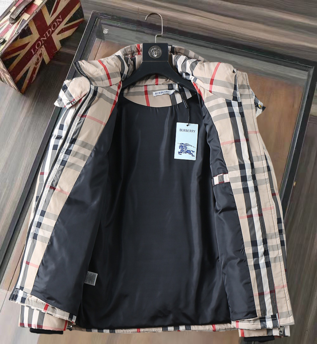 P570 巴宝莉 新款羽绒服。这款号称羽绒服届专业的，三标齐全全部90绒的。带着经典的Logo组合搭配，第一眼看到就是满满的视觉冲击，保暖性能更出色，轻便不厚重，且压缩后的蓬松度恢复性好，聚热锁温！个性的拼色设计，清新有活力！市面流通的版本实在太多了，除了面料做工不同外，最大的区别就是填充物根本不是鹅绒而是羽丝或手感绒等等，而不懂的根本不容易区分。另外面料和做工也绝对不是一个级别，总之认准我们，让你绝对不跑偏，独家全色全部购入正版开发，懂我们家羽绒服质量的，完全可以放心闭眼推。码数：M-3XL.最大穿到200斤左右。下单报身高体重。