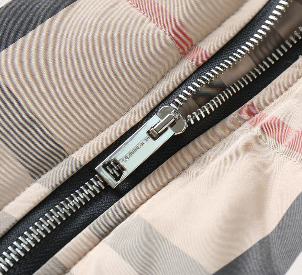 P570 巴宝莉 新款羽绒服。这款号称羽绒服届专业的，三标齐全全部90绒的。带着经典的Logo组合搭配，第一眼看到就是满满的视觉冲击，保暖性能更出色，轻便不厚重，且压缩后的蓬松度恢复性好，聚热锁温！个性的拼色设计，清新有活力！市面流通的版本实在太多了，除了面料做工不同外，最大的区别就是填充物根本不是鹅绒而是羽丝或手感绒等等，而不懂的根本不容易区分。另外面料和做工也绝对不是一个级别，总之认准我们，让你绝对不跑偏，独家全色全部购入正版开发，懂我们家羽绒服质量的，完全可以放心闭眼推。码数：M-3XL.最大穿到200斤左右。下单报身高体重。