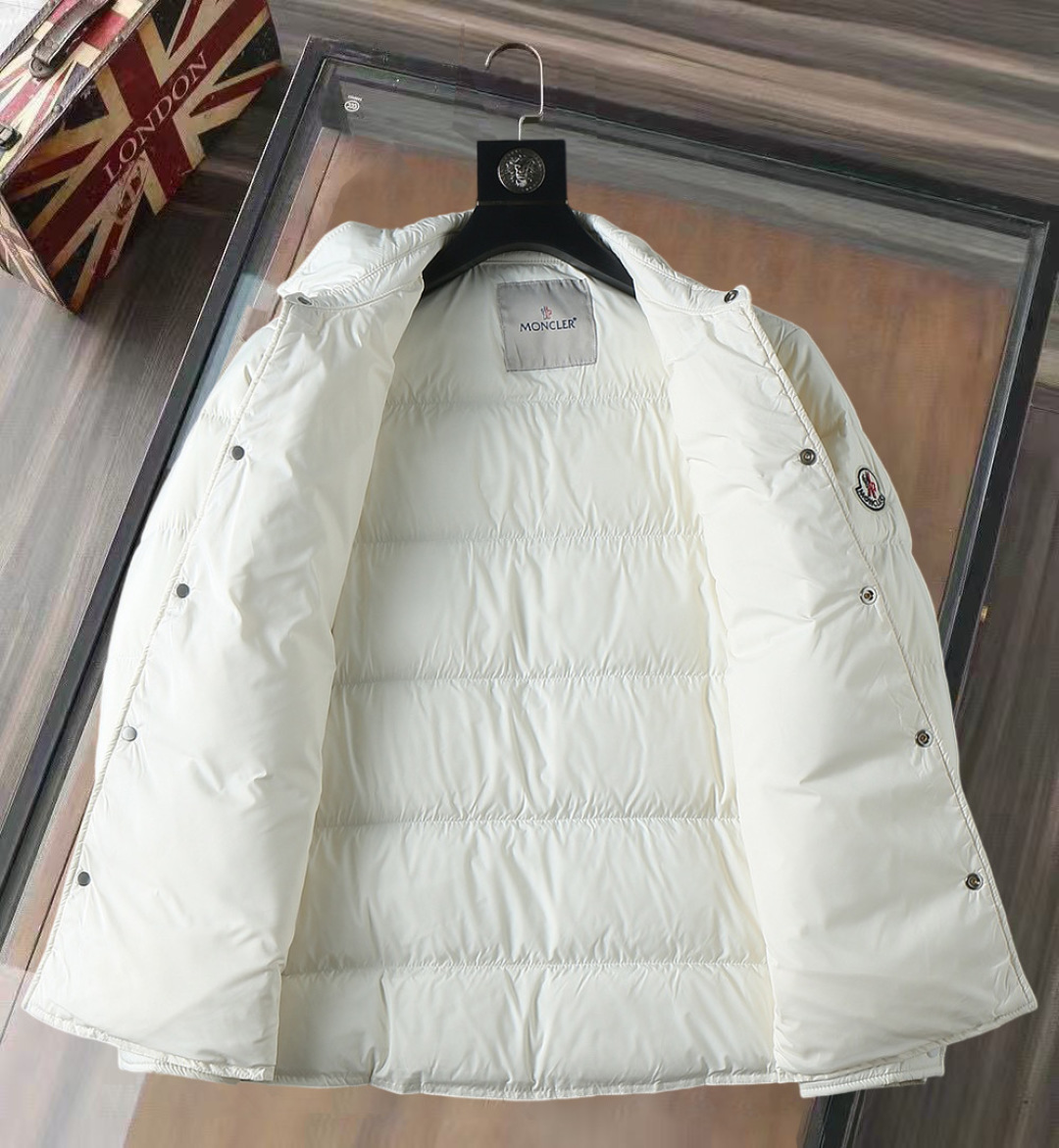 P420 蒙口 新款羽绒服。这款号称羽绒服届专业的，三标齐全全部90绒的。带着经典的Logo组合搭配，第一眼看到就是满满的视觉冲击，保暖性能更出色，轻便不厚重，且压缩后的蓬松度恢复性好，聚热锁温！个性的拼色设计，清新有活力！市面流通的版本实在太多了，除了面料做工不同外，最大的区别就是填充物根本不是鹅绒而是羽丝或手感绒等等，而不懂的根本不容易区分。另外面料和做工也绝对不是一个级别，总之认准我们，让你绝对不跑偏，独家全色全部购入正版开发，懂我们家羽绒服质量的，完全可以放心闭眼推。码数：M-3XL.最大穿到200斤左右。下单报身高体重。