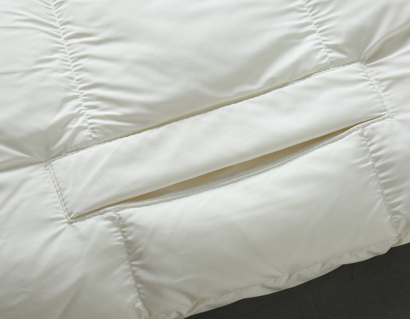 P420 蒙口 新款羽绒服。这款号称羽绒服届专业的，三标齐全全部90绒的。带着经典的Logo组合搭配，第一眼看到就是满满的视觉冲击，保暖性能更出色，轻便不厚重，且压缩后的蓬松度恢复性好，聚热锁温！个性的拼色设计，清新有活力！市面流通的版本实在太多了，除了面料做工不同外，最大的区别就是填充物根本不是鹅绒而是羽丝或手感绒等等，而不懂的根本不容易区分。另外面料和做工也绝对不是一个级别，总之认准我们，让你绝对不跑偏，独家全色全部购入正版开发，懂我们家羽绒服质量的，完全可以放心闭眼推。码数：M-3XL.最大穿到200斤左右。下单报身高体重。