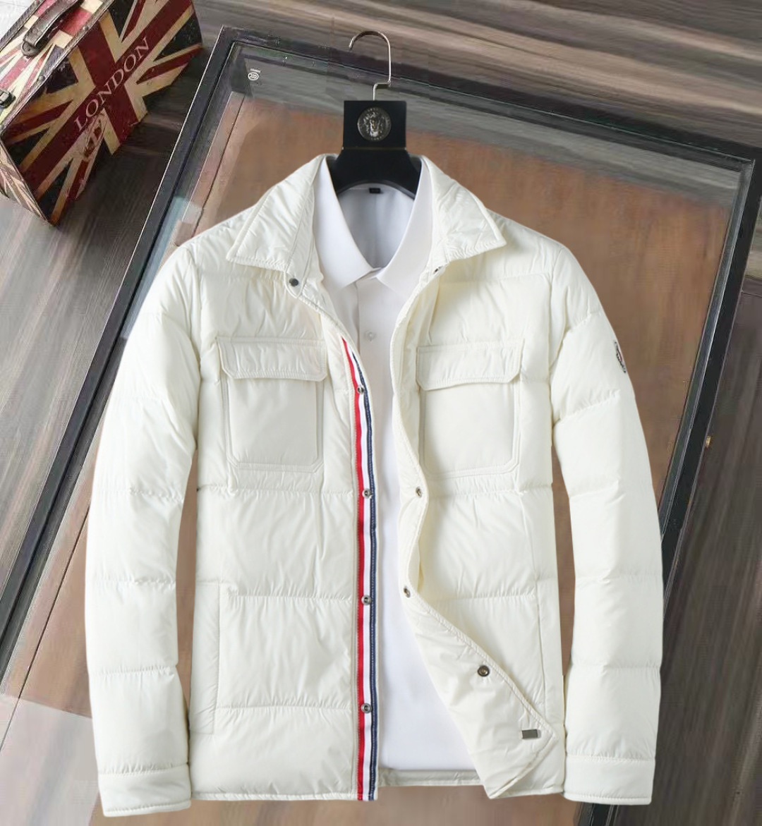 P420 蒙口 新款羽绒服。这款号称羽绒服届专业的，三标齐全全部90绒的。带着经典的Logo组合搭配，第一眼看到就是满满的视觉冲击，保暖性能更出色，轻便不厚重，且压缩后的蓬松度恢复性好，聚热锁温！个性的拼色设计，清新有活力！市面流通的版本实在太多了，除了面料做工不同外，最大的区别就是填充物根本不是鹅绒而是羽丝或手感绒等等，而不懂的根本不容易区分。另外面料和做工也绝对不是一个级别，总之认准我们，让你绝对不跑偏，独家全色全部购入正版开发，懂我们家羽绒服质量的，完全可以放心闭眼推。码数：M-3XL.最大穿到200斤左右。下单报身高体重。