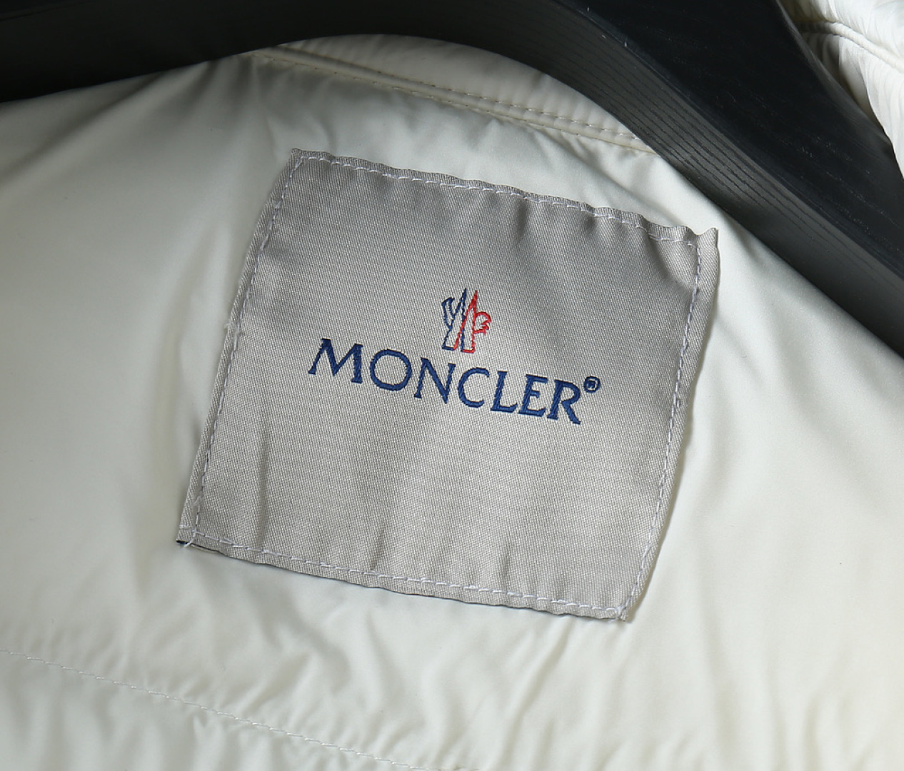 P420 蒙口 新款羽绒服。这款号称羽绒服届专业的，三标齐全全部90绒的。带着经典的Logo组合搭配，第一眼看到就是满满的视觉冲击，保暖性能更出色，轻便不厚重，且压缩后的蓬松度恢复性好，聚热锁温！个性的拼色设计，清新有活力！市面流通的版本实在太多了，除了面料做工不同外，最大的区别就是填充物根本不是鹅绒而是羽丝或手感绒等等，而不懂的根本不容易区分。另外面料和做工也绝对不是一个级别，总之认准我们，让你绝对不跑偏，独家全色全部购入正版开发，懂我们家羽绒服质量的，完全可以放心闭眼推。码数：M-3XL.最大穿到200斤左右。下单报身高体重。